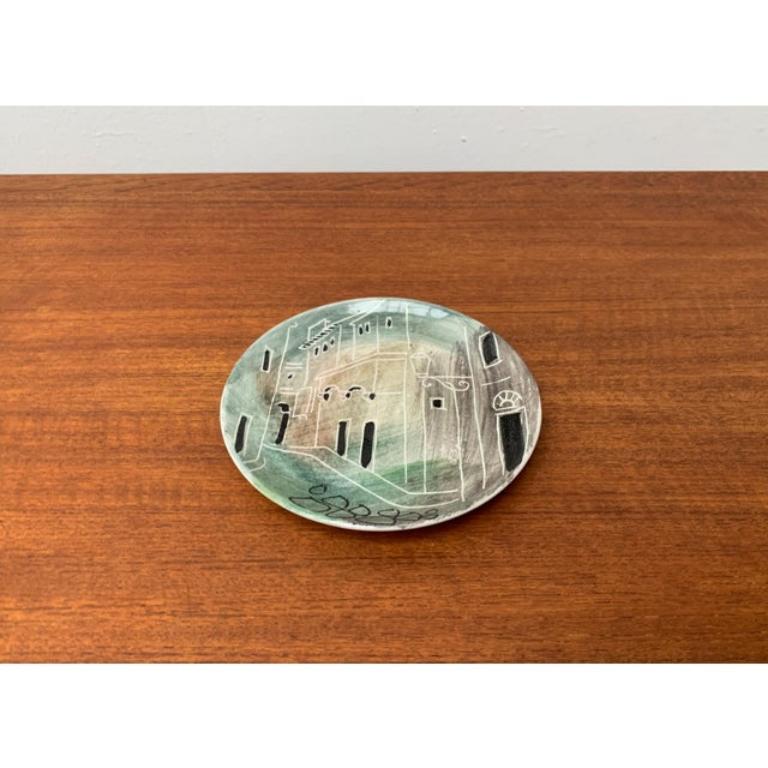 Piatto da parete italiano d'epoca, in ottime condizioni. Progettato dal 1970 al 1979.

Informazioni aggiuntive:
Materiale: Ceramica
Colore: nero
Paese di origine: Italia
Tipo di articolo: Vintage, Antico o Pre-owned
Diametro: 7,09ʺL × 0,79ʺD ×