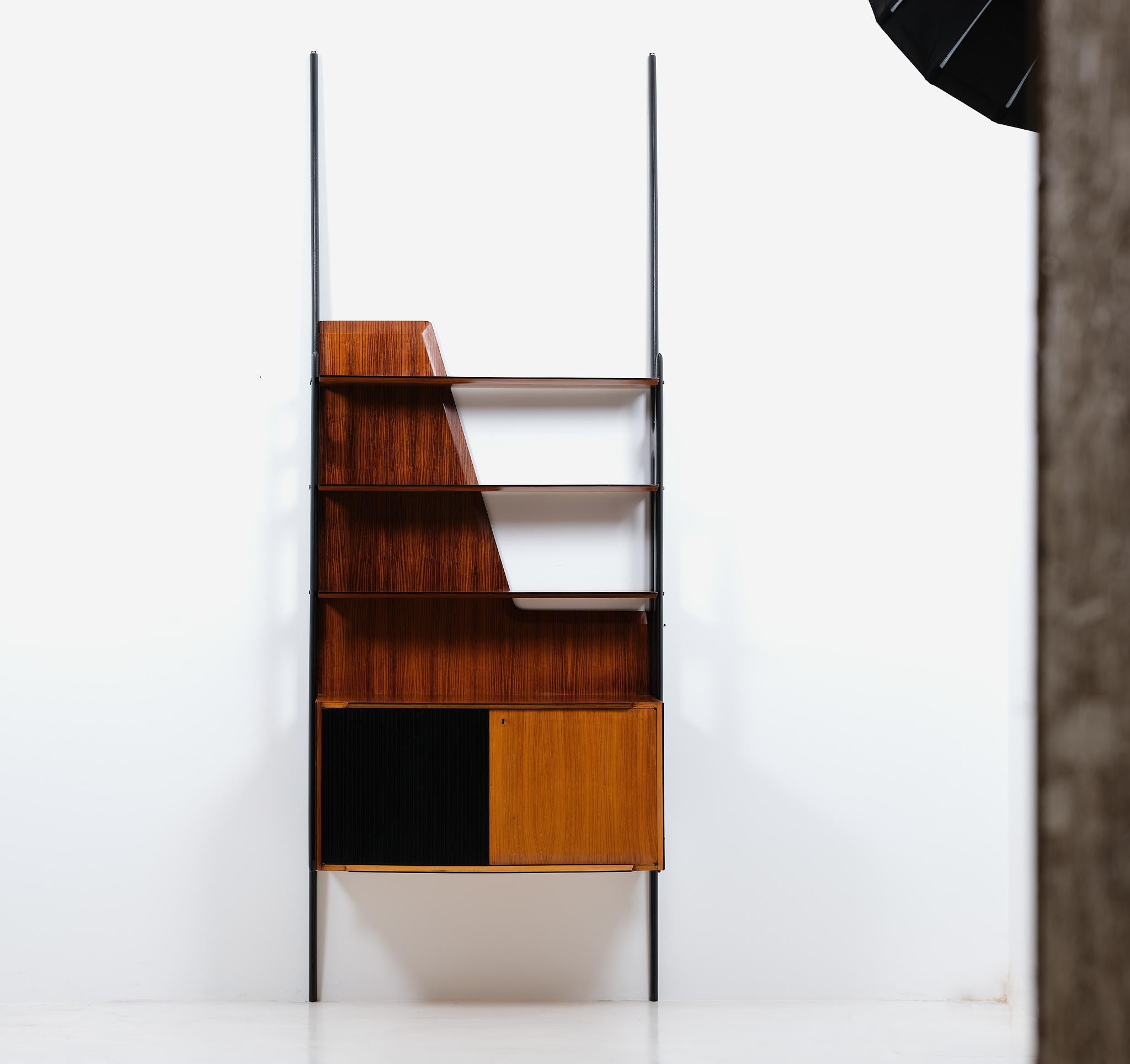 Wall Unit by Dassi, Italy, 1950s 

This sculptural bookcase with a modern mid-century design in a typical Italian style also similar to that of Osvaldo Borsani and Ico Parisi is a mix of elegance and refinement of details in a modern setting.