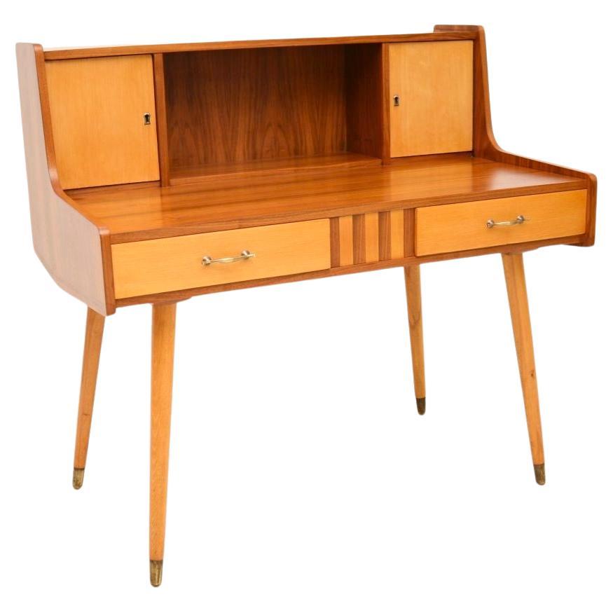 Vintage Italienisch Nussbaum und Satin Wood Schreibtisch