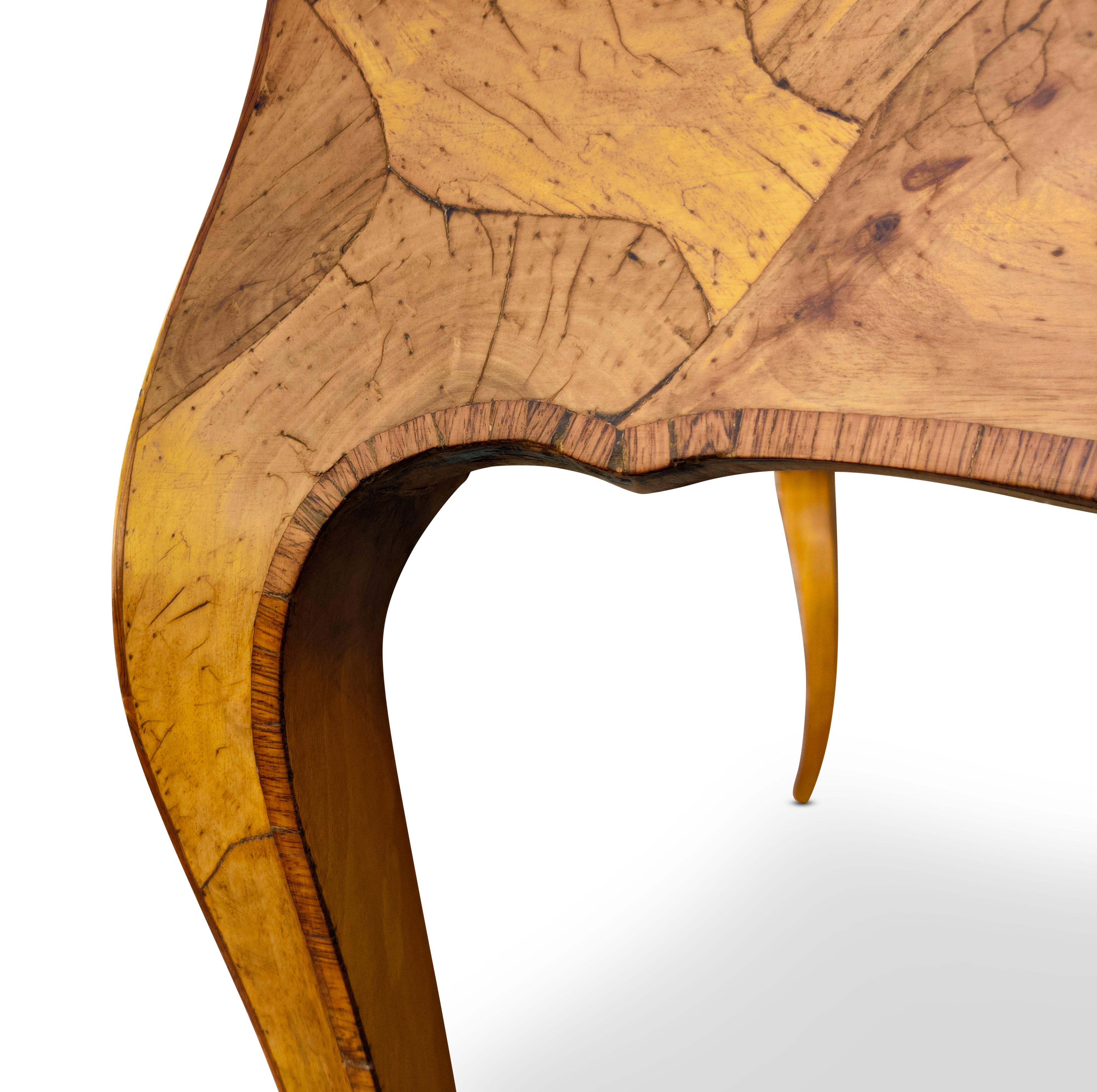 Serpentinen-Schreibtisch aus italienischem Nussbaumholz im Louis-XV-Stil aus Bombay VGC im Angebot 2