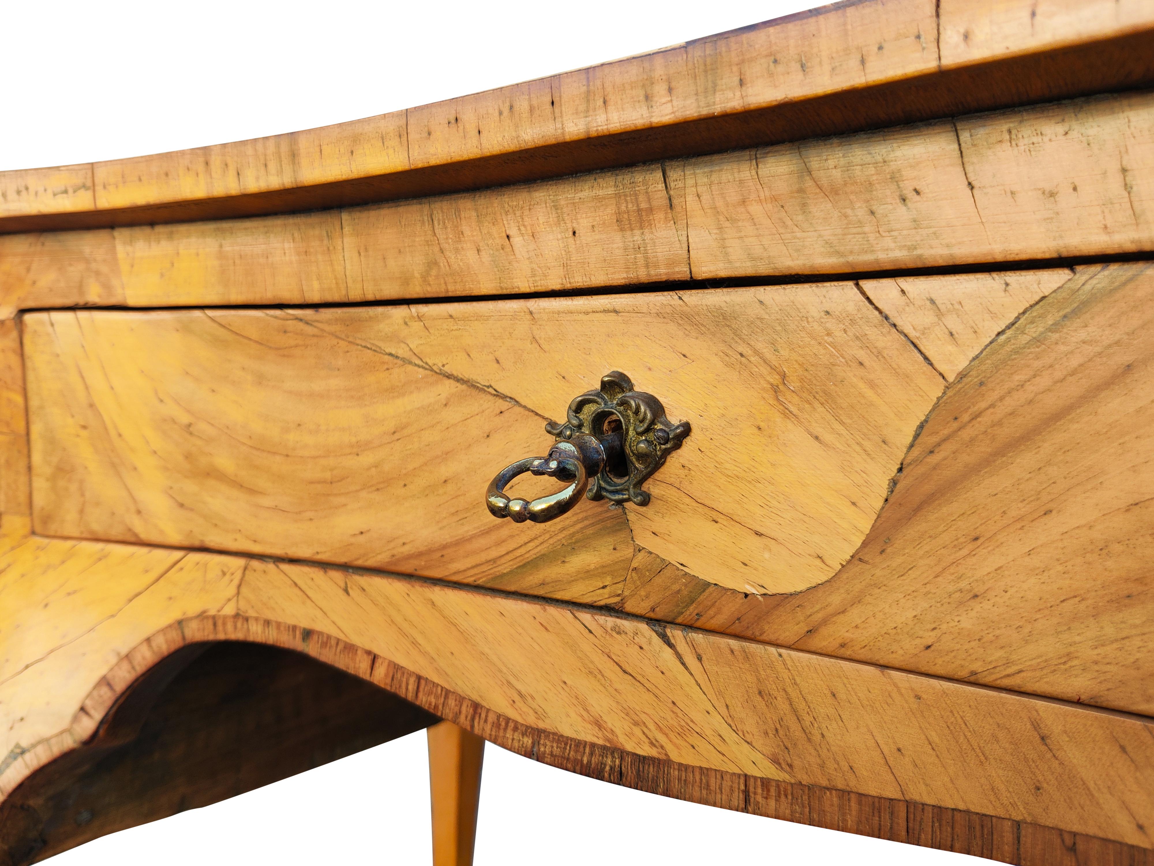 Serpentinen-Schreibtisch aus italienischem Nussbaumholz im Louis-XV-Stil aus Bombay VGC im Angebot 3