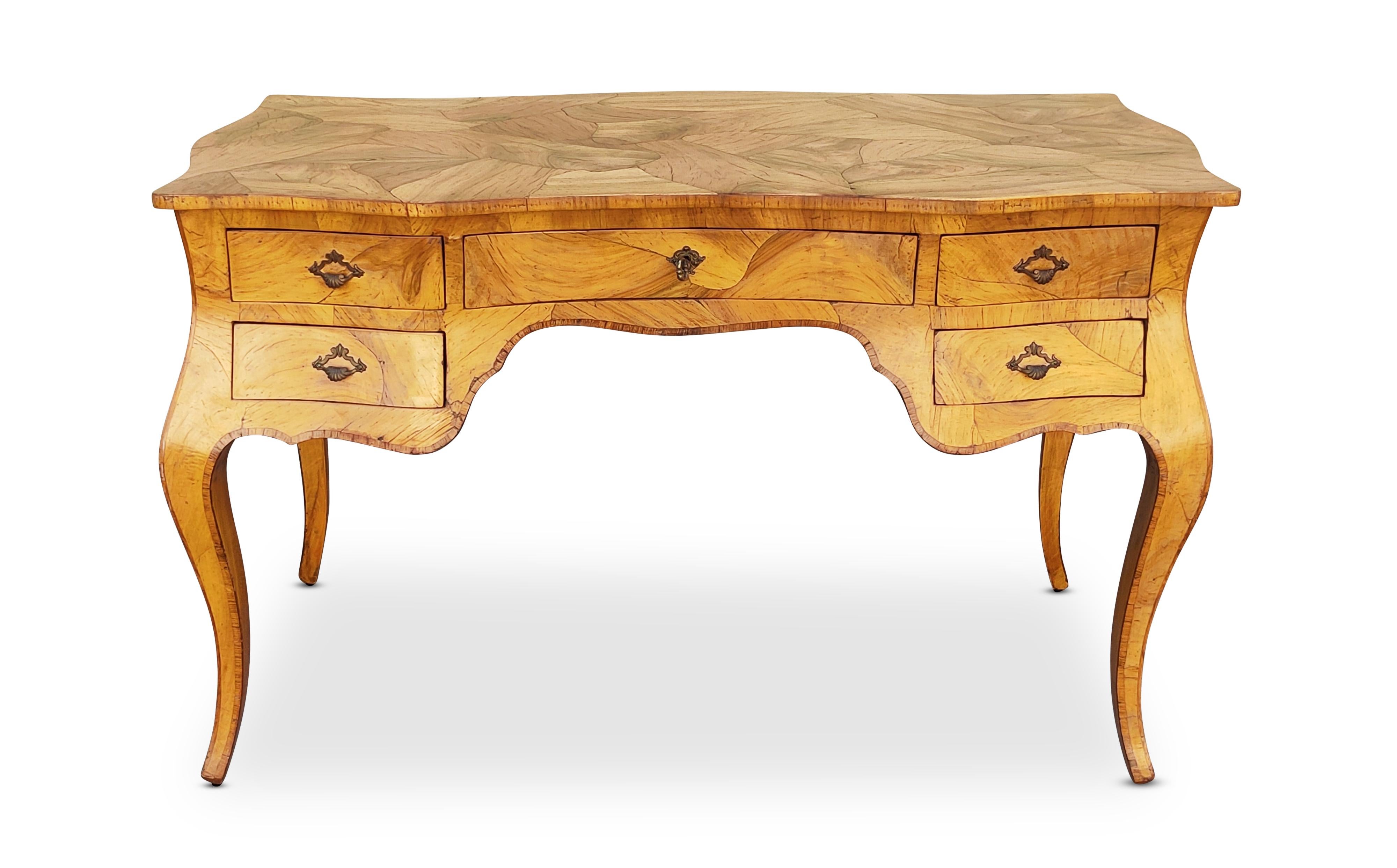 Dieser wunderschöne Schreibtisch im Louis XV- oder Bombay-Stil mit 5 Schubladen aus italienischem Wurzelholz und antiken Messingbeschlägen wurde in den 1950er oder 60er Jahren in Italien handgefertigt. Dieser Schreibtisch befindet sich schon seit
