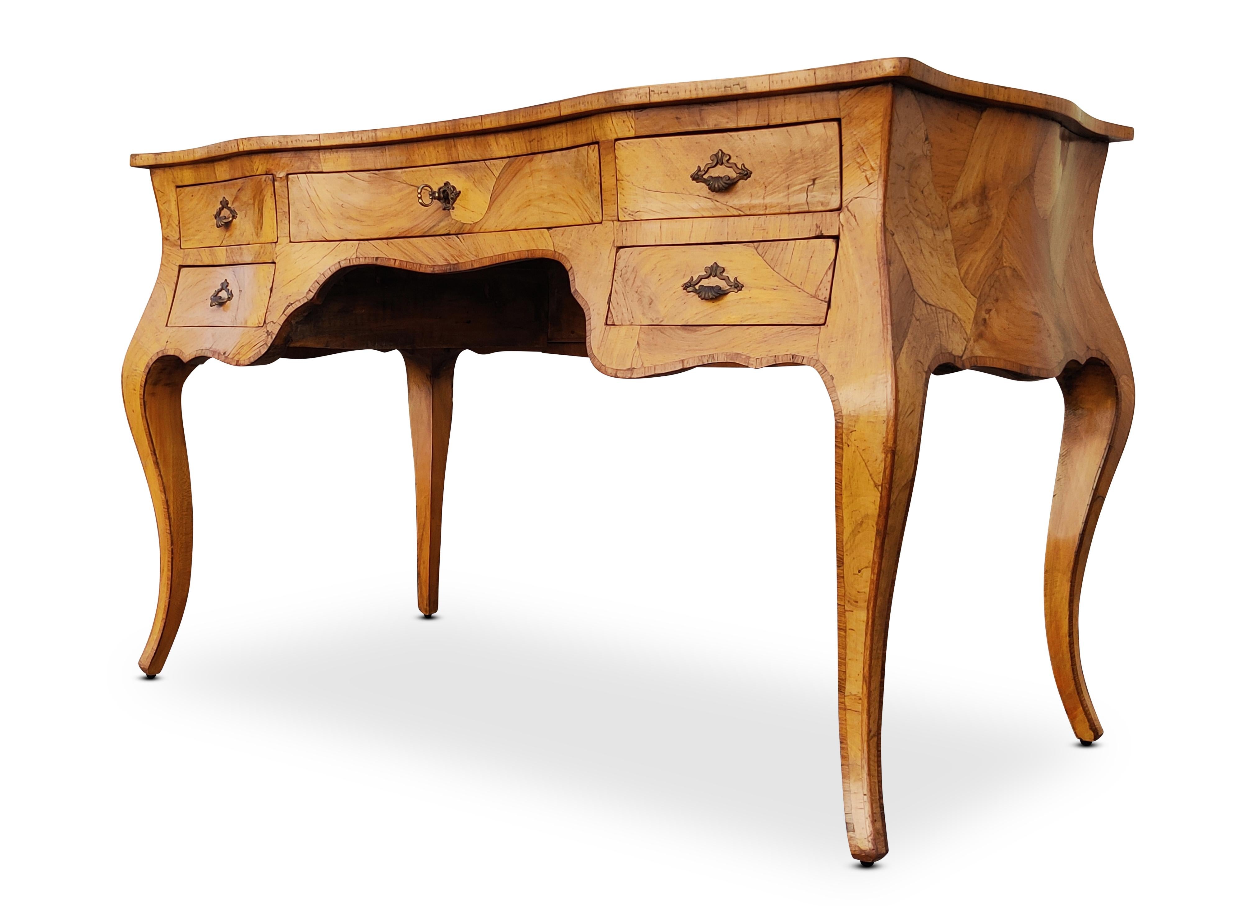 Serpentinen-Schreibtisch aus italienischem Nussbaumholz im Louis-XV-Stil aus Bombay VGC (Louis XV.) im Angebot