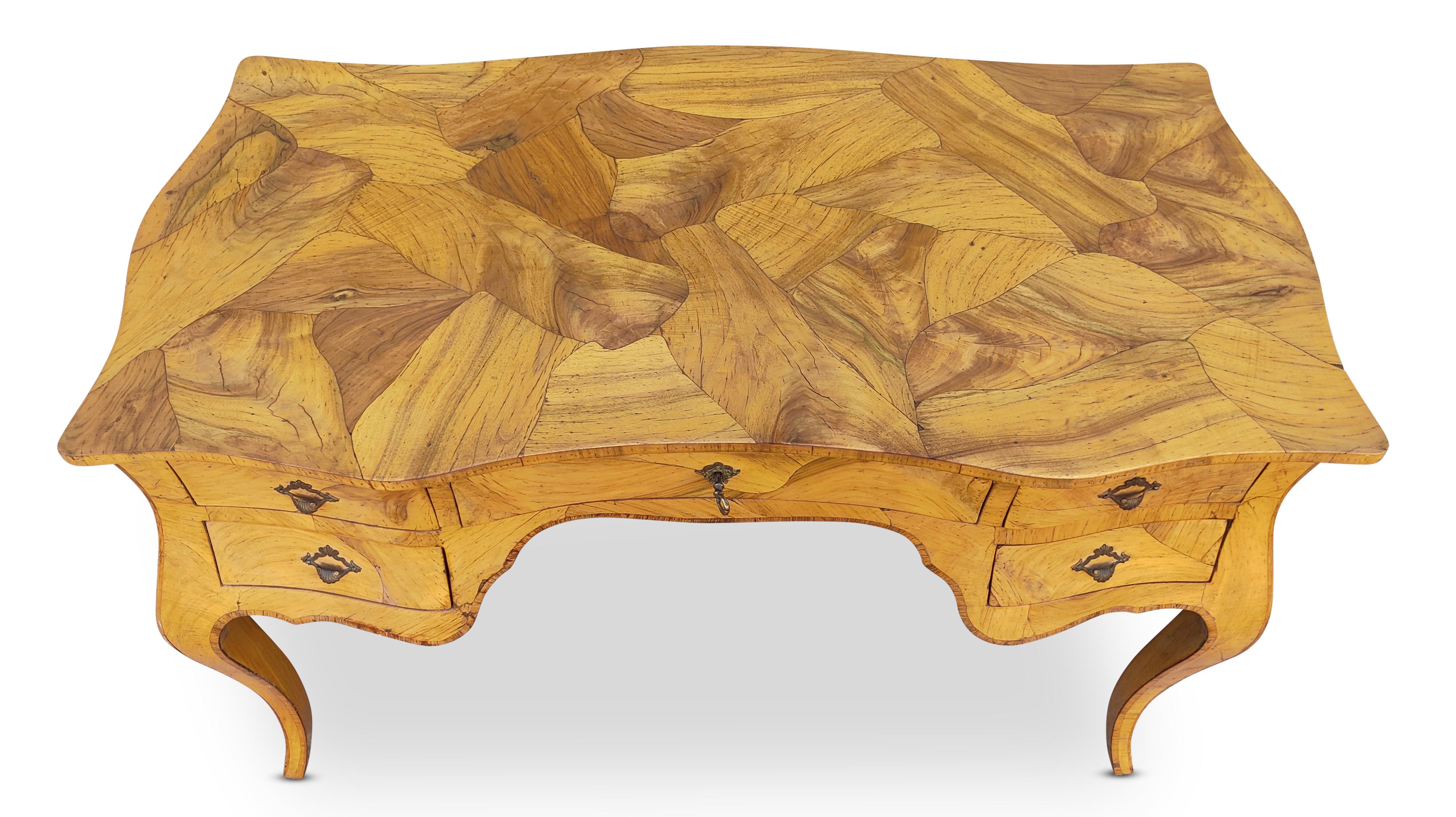 Serpentinen-Schreibtisch aus italienischem Nussbaumholz im Louis-XV-Stil aus Bombay VGC (Italienisch) im Angebot