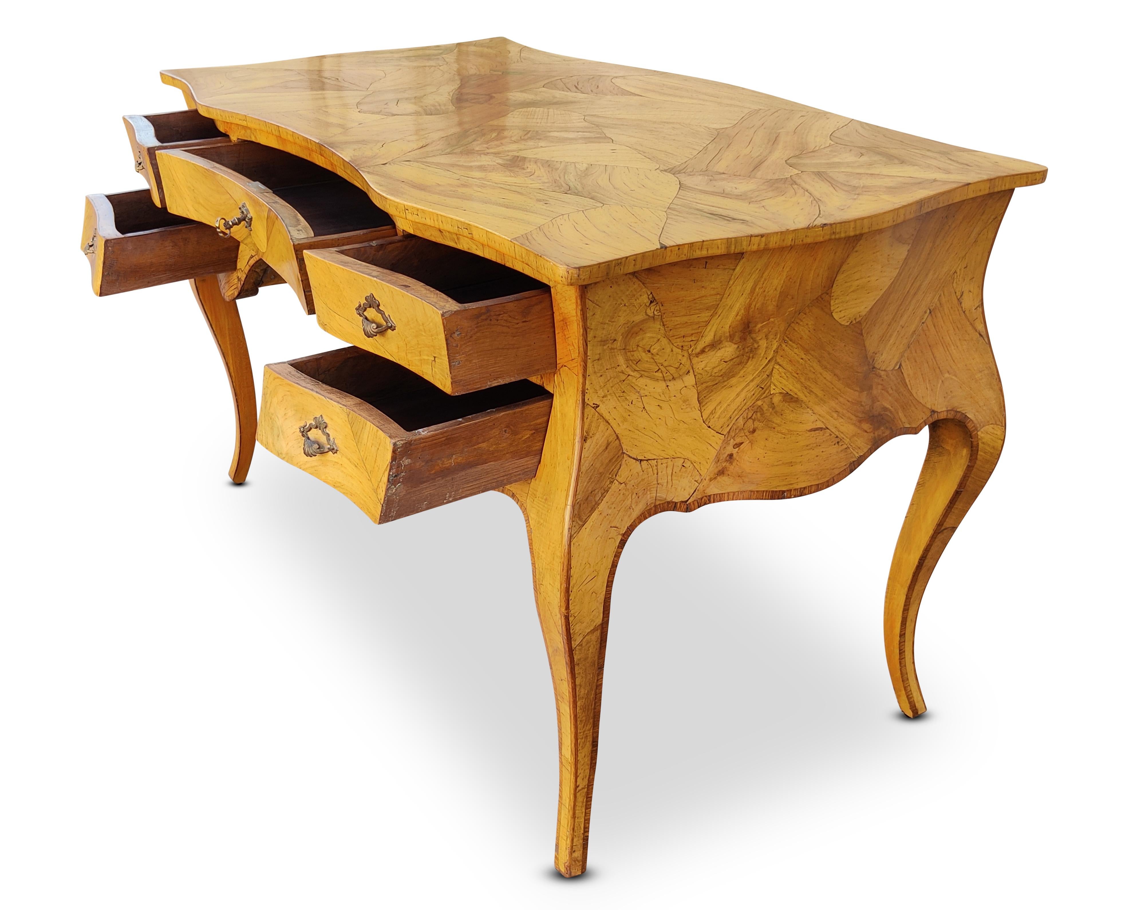 Vintage Italian Walnut Burl Louis XV Bombay Style Serpentine Writing Desk VGC In condizioni buone in vendita a Philadelphia, PA
