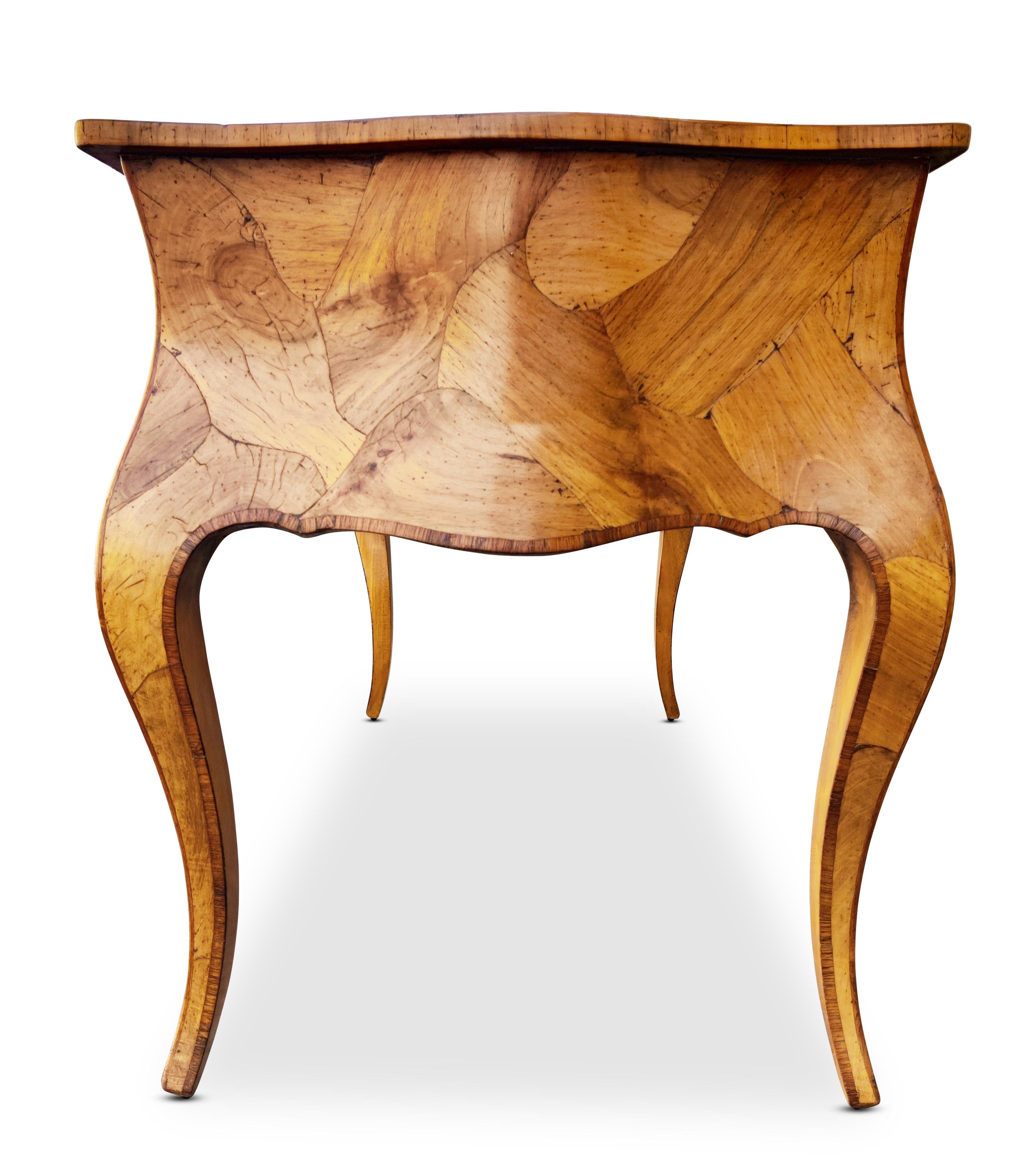 Metà XX secolo Vintage Italian Walnut Burl Louis XV Bombay Style Serpentine Writing Desk VGC in vendita