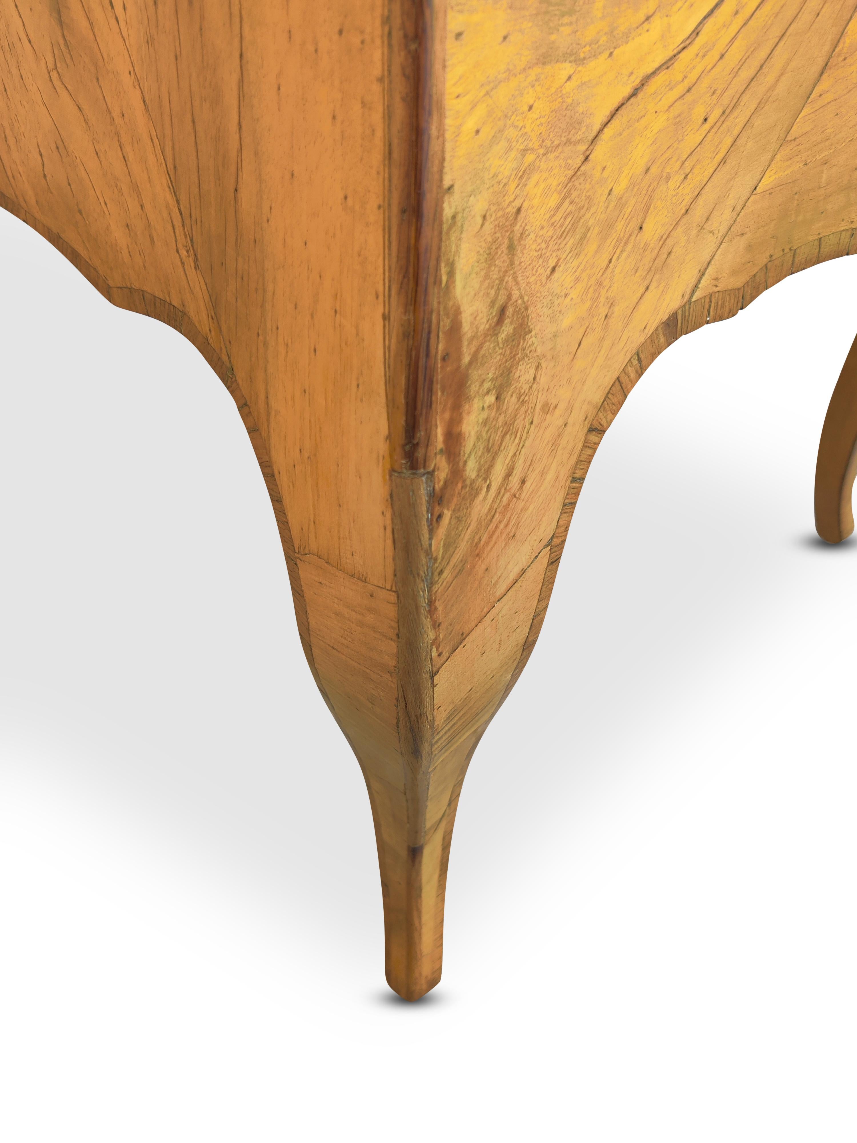 Serpentinen-Schreibtisch aus italienischem Nussbaumholz im Louis-XV-Stil aus Bombay VGC im Angebot 1