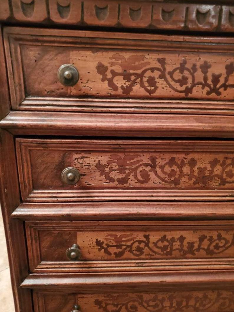 Vintage Italienisch Nussbaum Intarsien Gentleman's Semainier hohe Kommode Schubladen (Geschnitzt) im Angebot