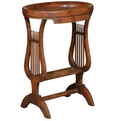 Mesa auxiliar vintage italiana de nogal con patas en forma de lira y tablero ovalado