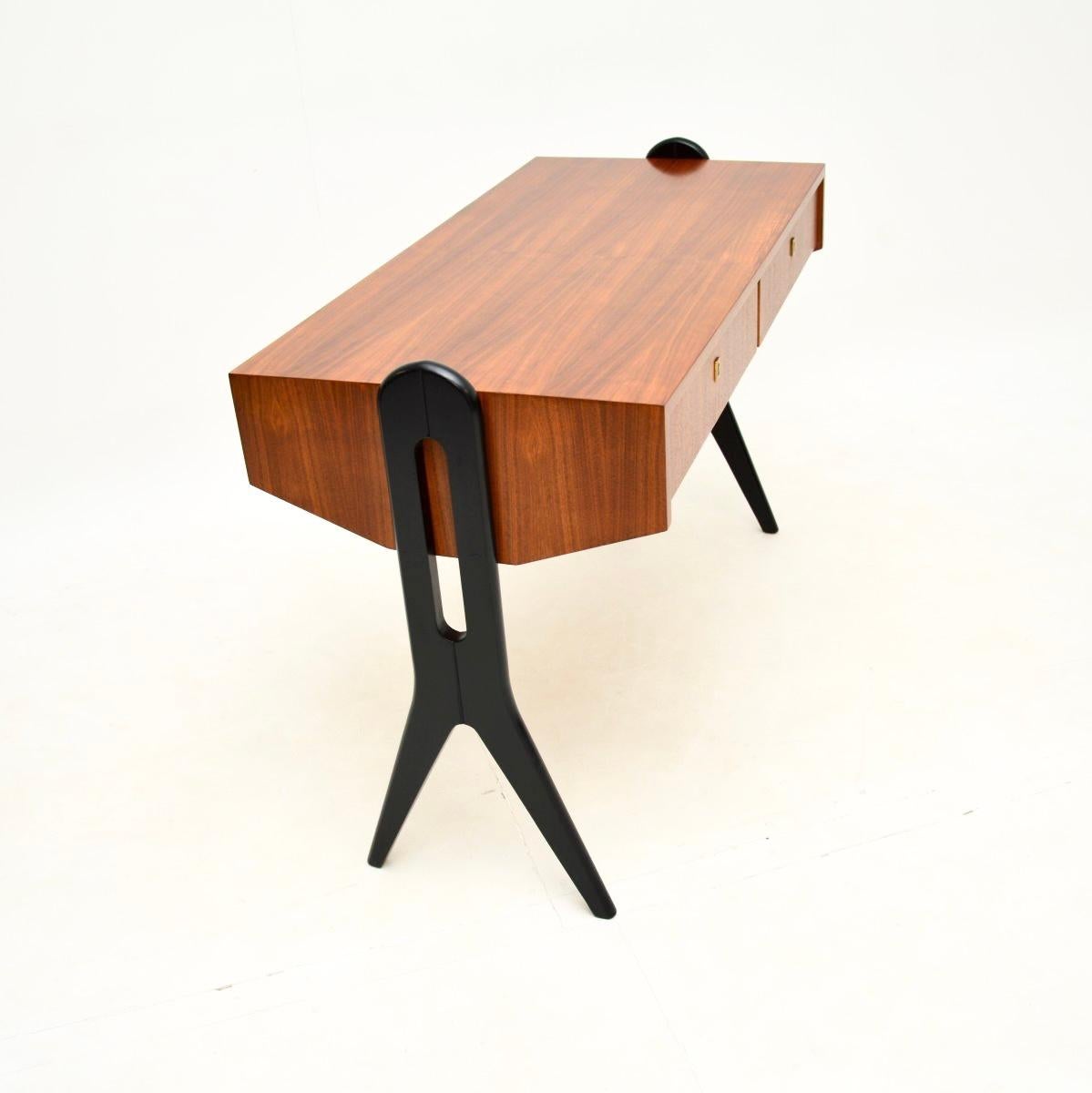 Mid-Century Modern Bureau vintage en noyer italien en vente