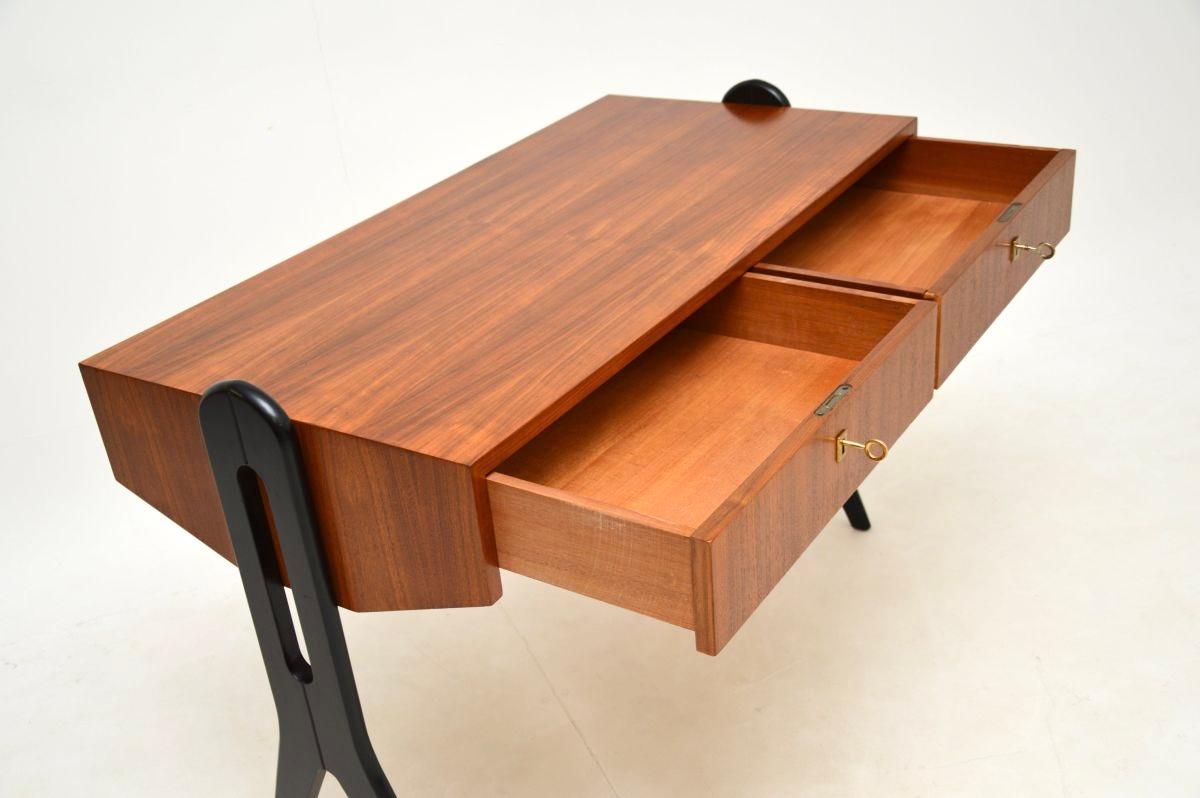 Bureau vintage en noyer italien Bon état - En vente à London, GB