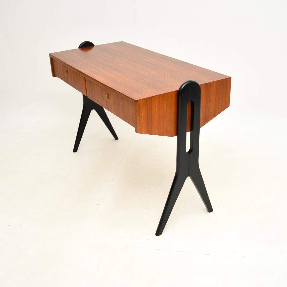Milieu du XXe siècle Bureau vintage en noyer italien en vente