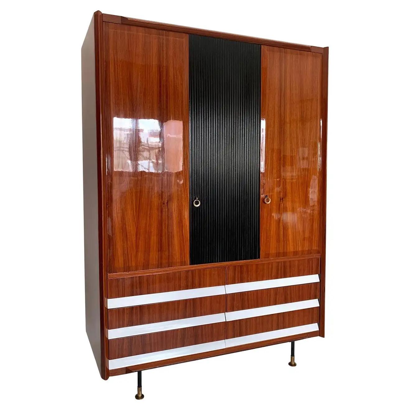Often mentioned alongside Paolo Buffa and Gio Ponti as one of the most relevant furniture designers of the Italian Mid-Century Modern era, Vittorio Dassi designed many different pieces ranging from chairs and tables to beds, sideboards and