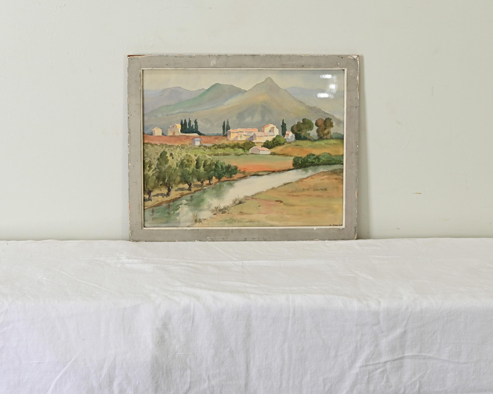 Un sognante acquerello italiano di un paesaggio pittoresco che ti trasporterà in Toscana. In una tavolozza di verdi e terracotta, la scena cattura l'intera portata della topografia, dalle montagne lontane a un pittoresco villaggio con cipressi