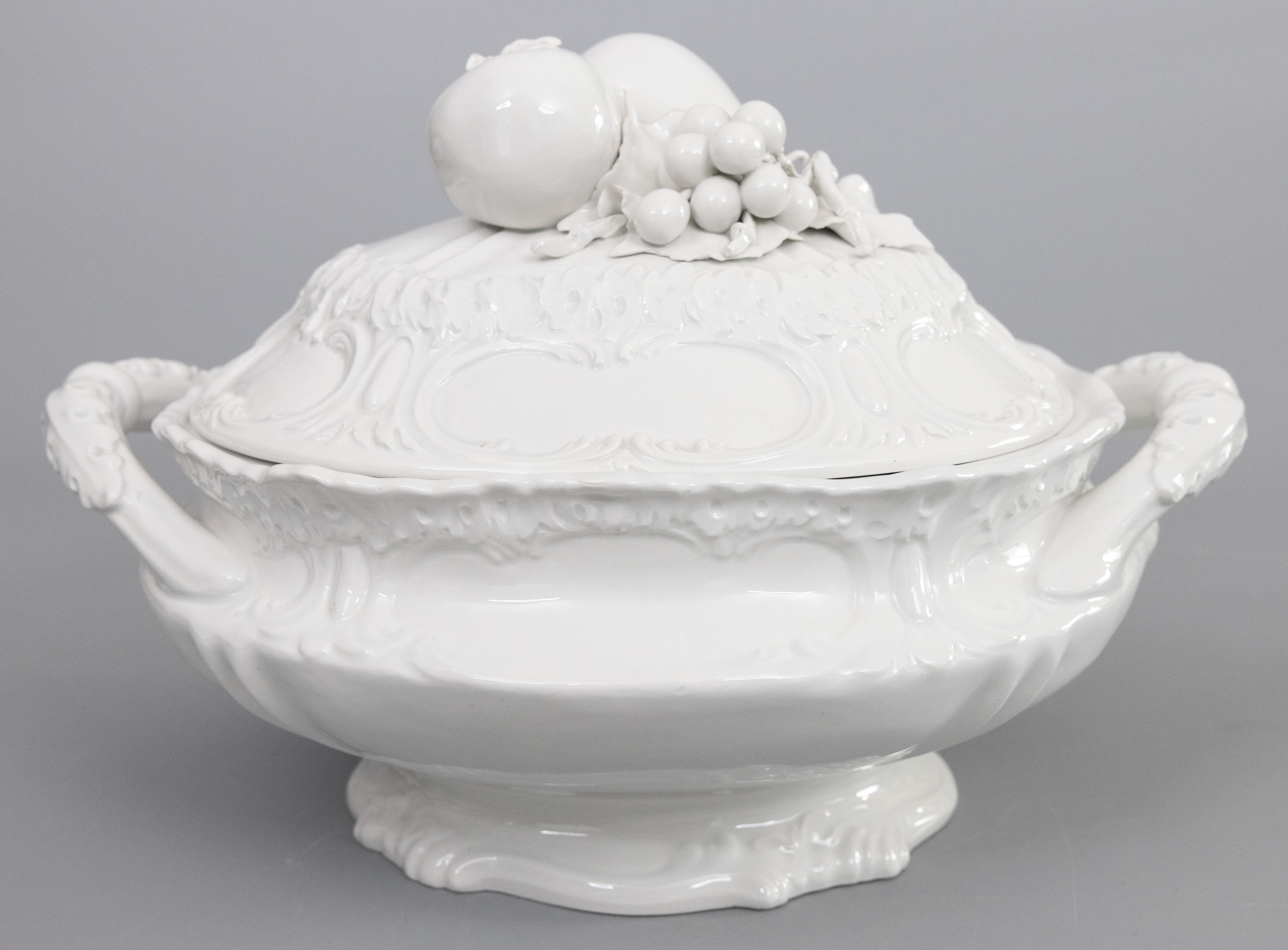 Vintage Italian White Blanc De Chine Creamware Trompe L'Oeil Fruit Soup Tureen im Angebot 4