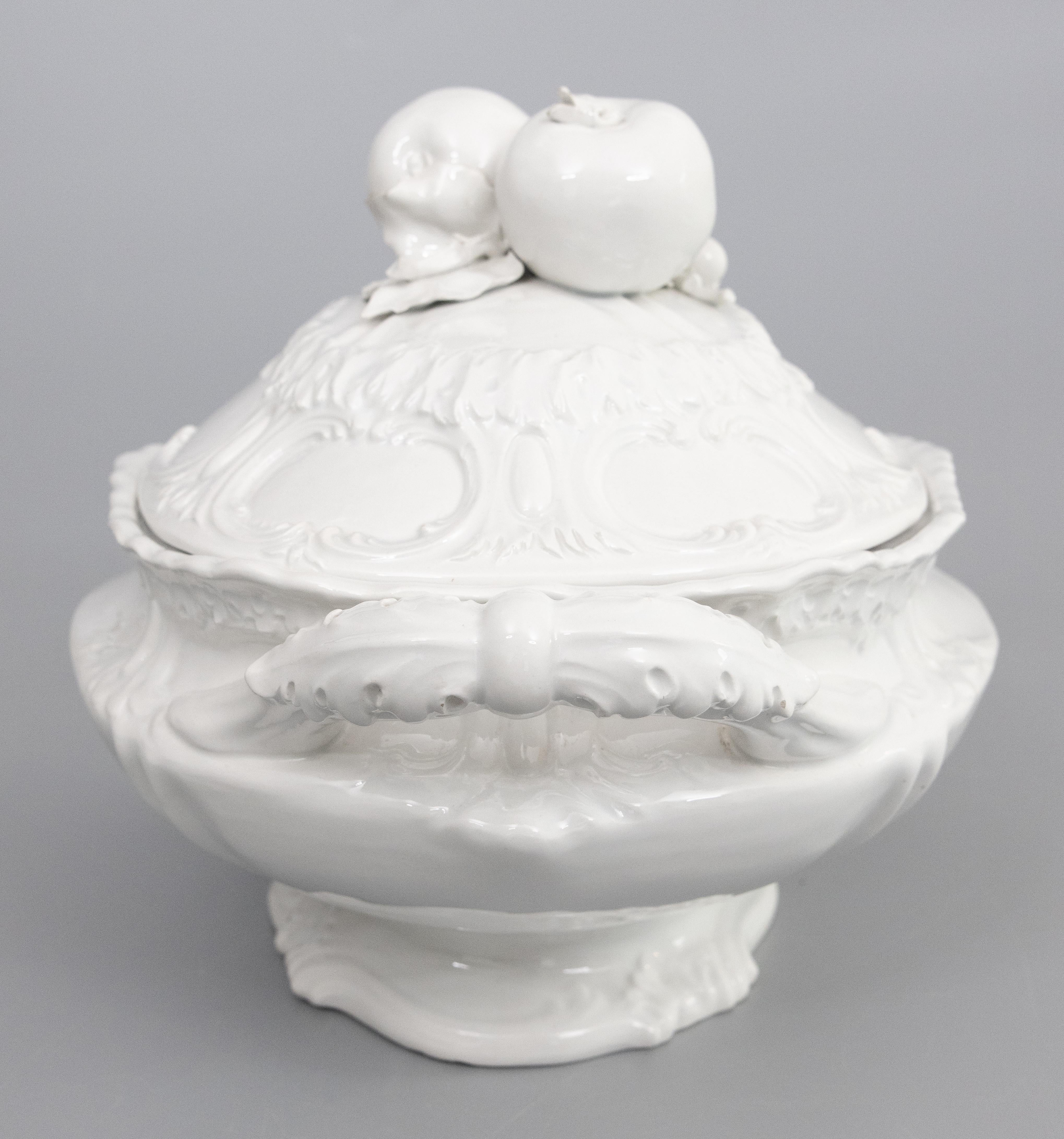 Eine prächtige italienische Porzellan blanc de chine Cremewaren trompe l'oeil Obst Suppenterrine oder soupière mit Deckel, in Relief verziert, um 1950. Keine Herstellermarke. Auf dem Deckel befinden sich eine fein modellierte Birne, ein Apfel und