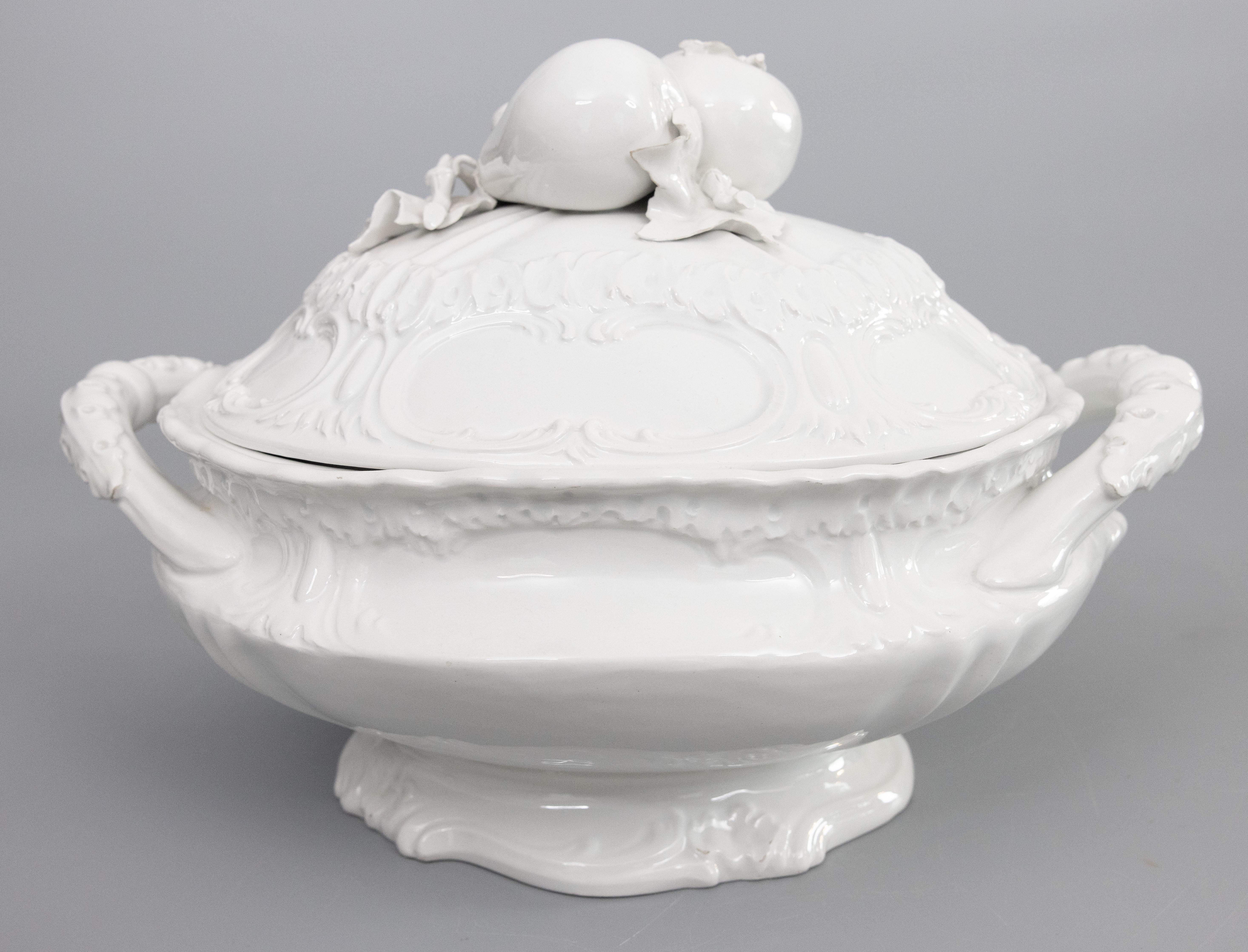 Vintage Italian White Blanc De Chine Creamware Trompe L'Oeil Fruit Soup Tureen (Italienisch) im Angebot