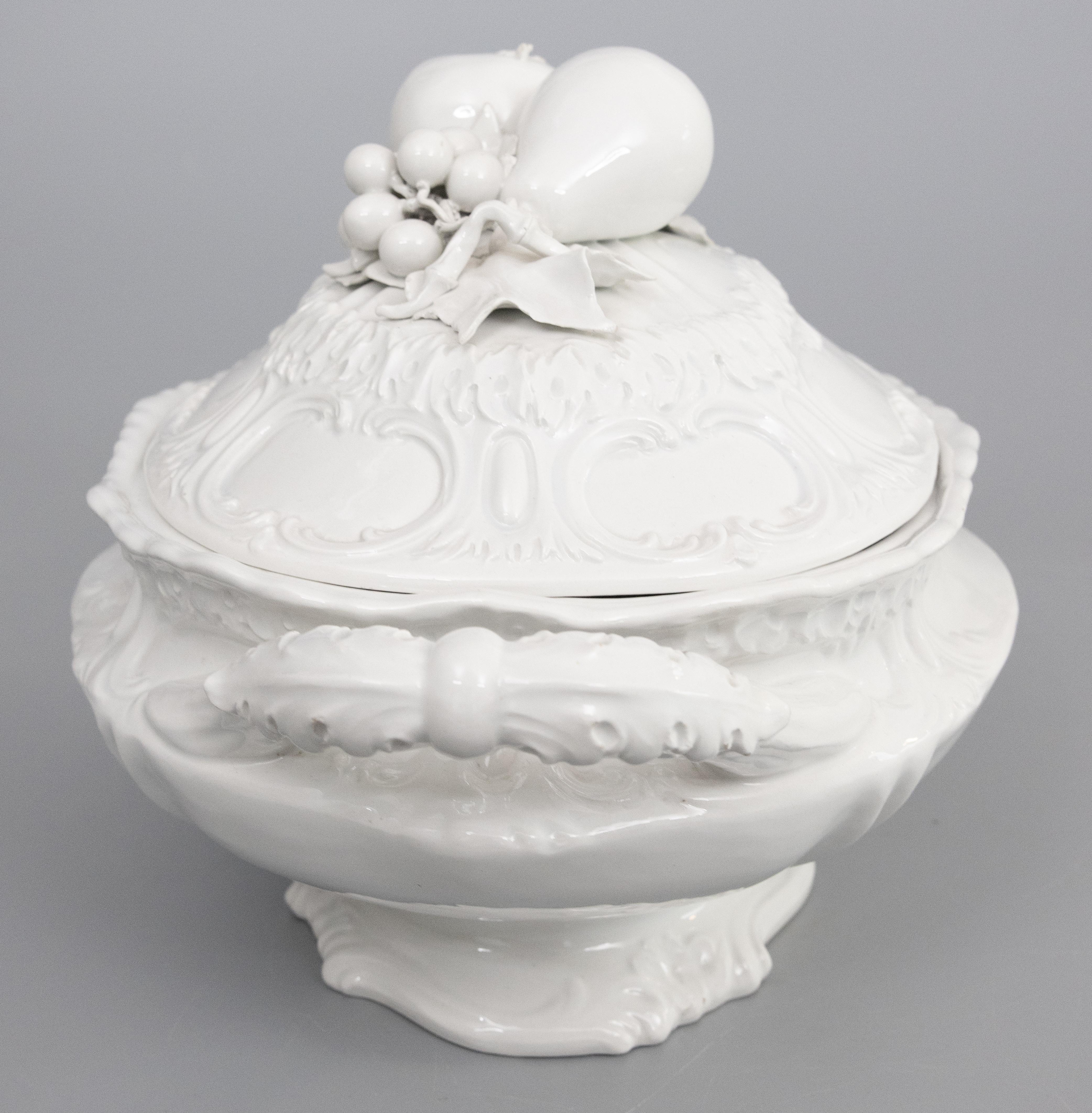 Vintage Italian White Blanc De Chine Creamware Trompe L'Oeil Fruit Soup Tureen (Gebrannt) im Angebot