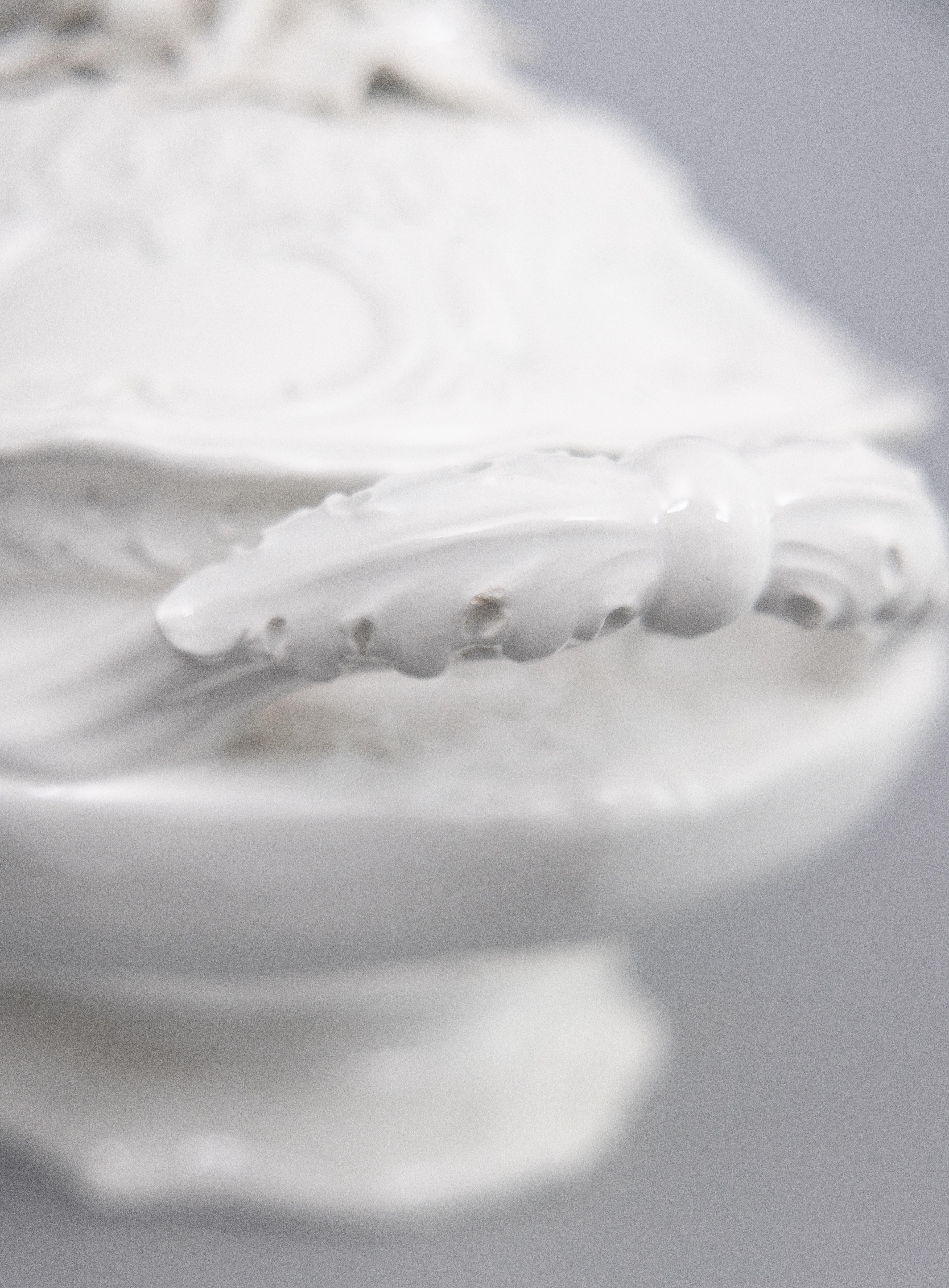 Vintage Italian White Blanc De Chine Creamware Trompe L'Oeil Fruit Soup Tureen im Zustand „Gut“ im Angebot in Pearland, TX