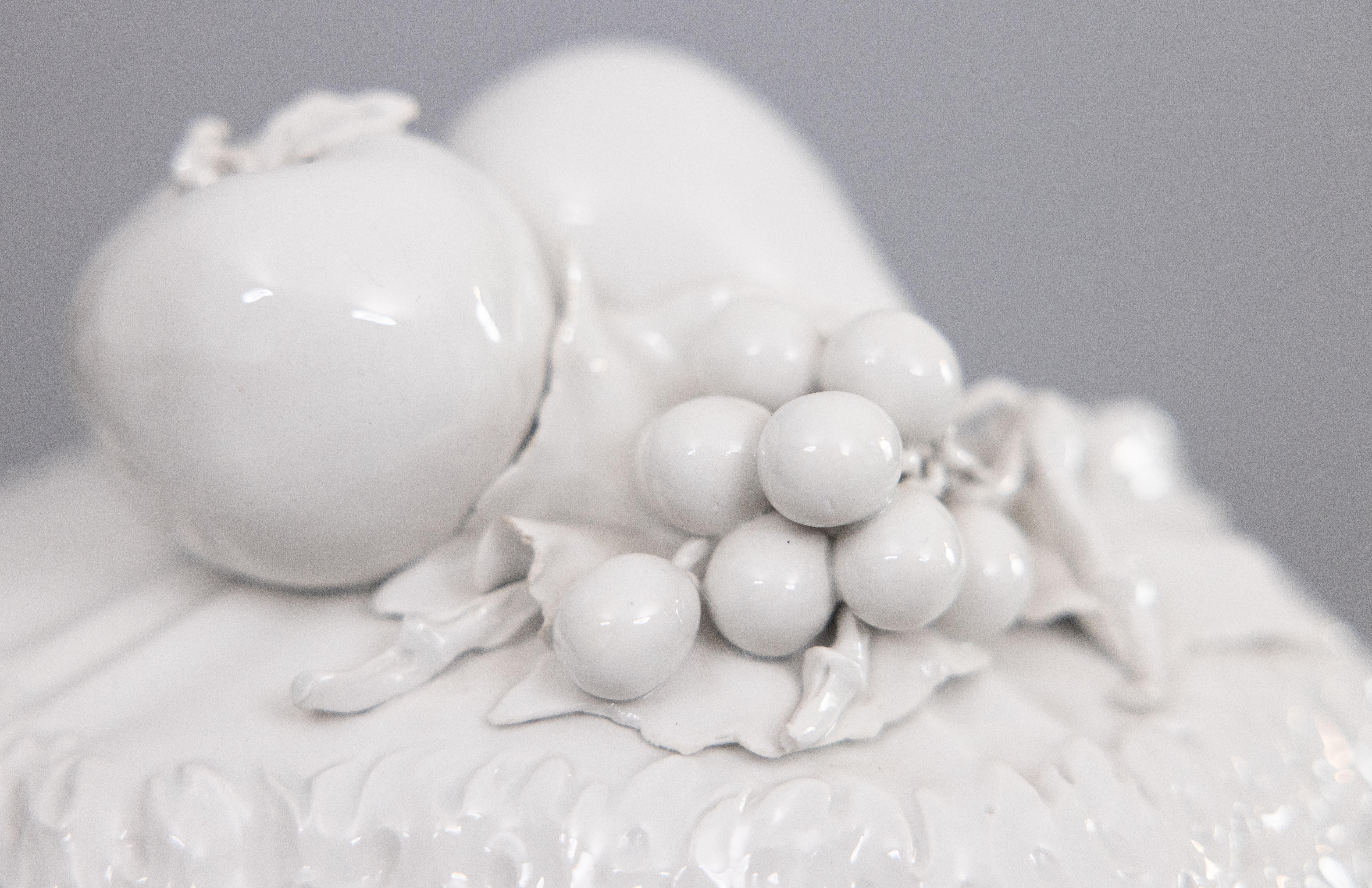 Vintage Italian White Blanc De Chine Creamware Trompe L'Oeil Fruit Soup Tureen (Mitte des 20. Jahrhunderts) im Angebot