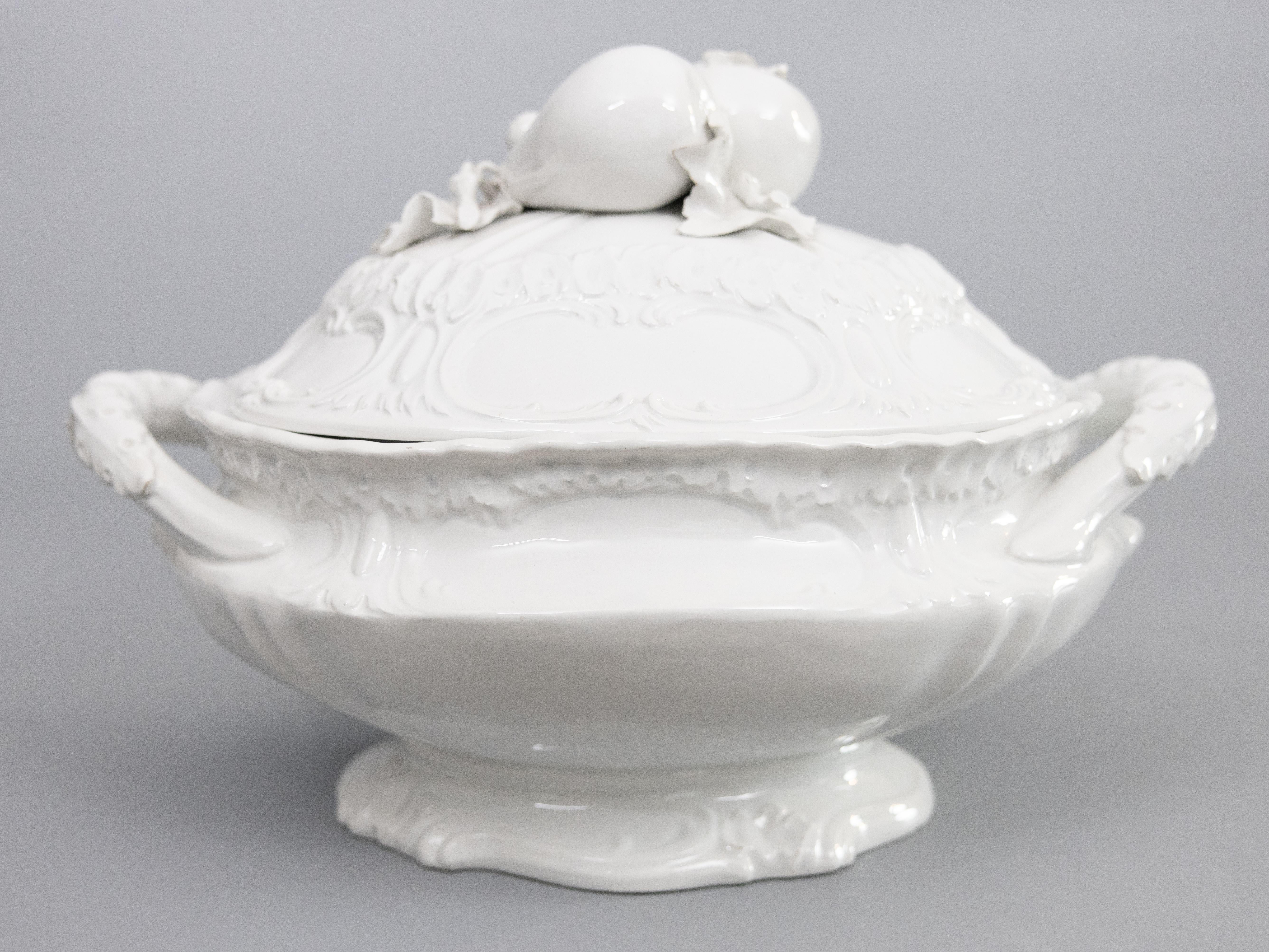 Vintage Italian White Blanc De Chine Creamware Trompe L'Oeil Fruit Soup Tureen (Porzellan) im Angebot