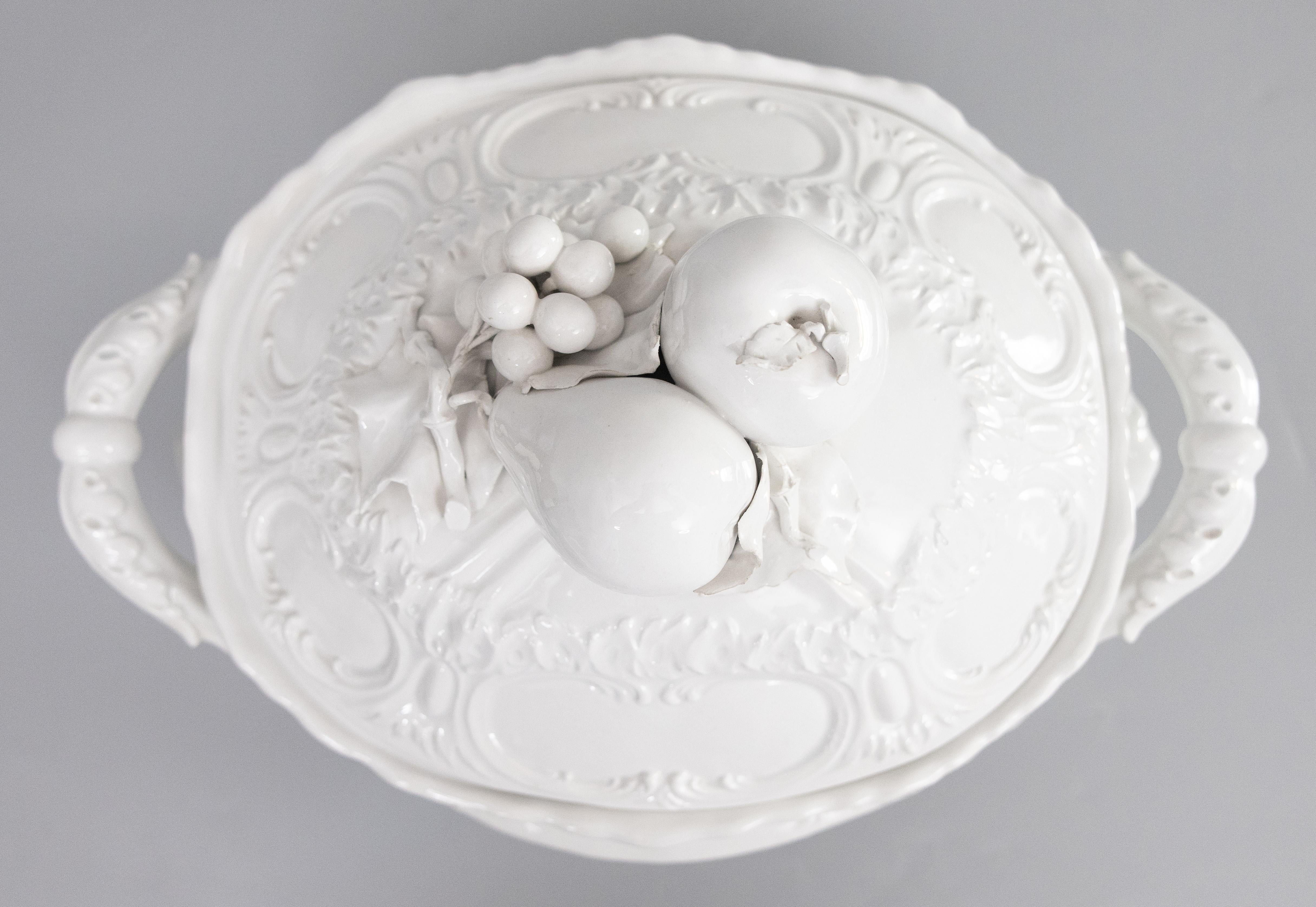 Vintage Italian White Blanc De Chine Creamware Trompe L'Oeil Fruit Soup Tureen im Angebot 1