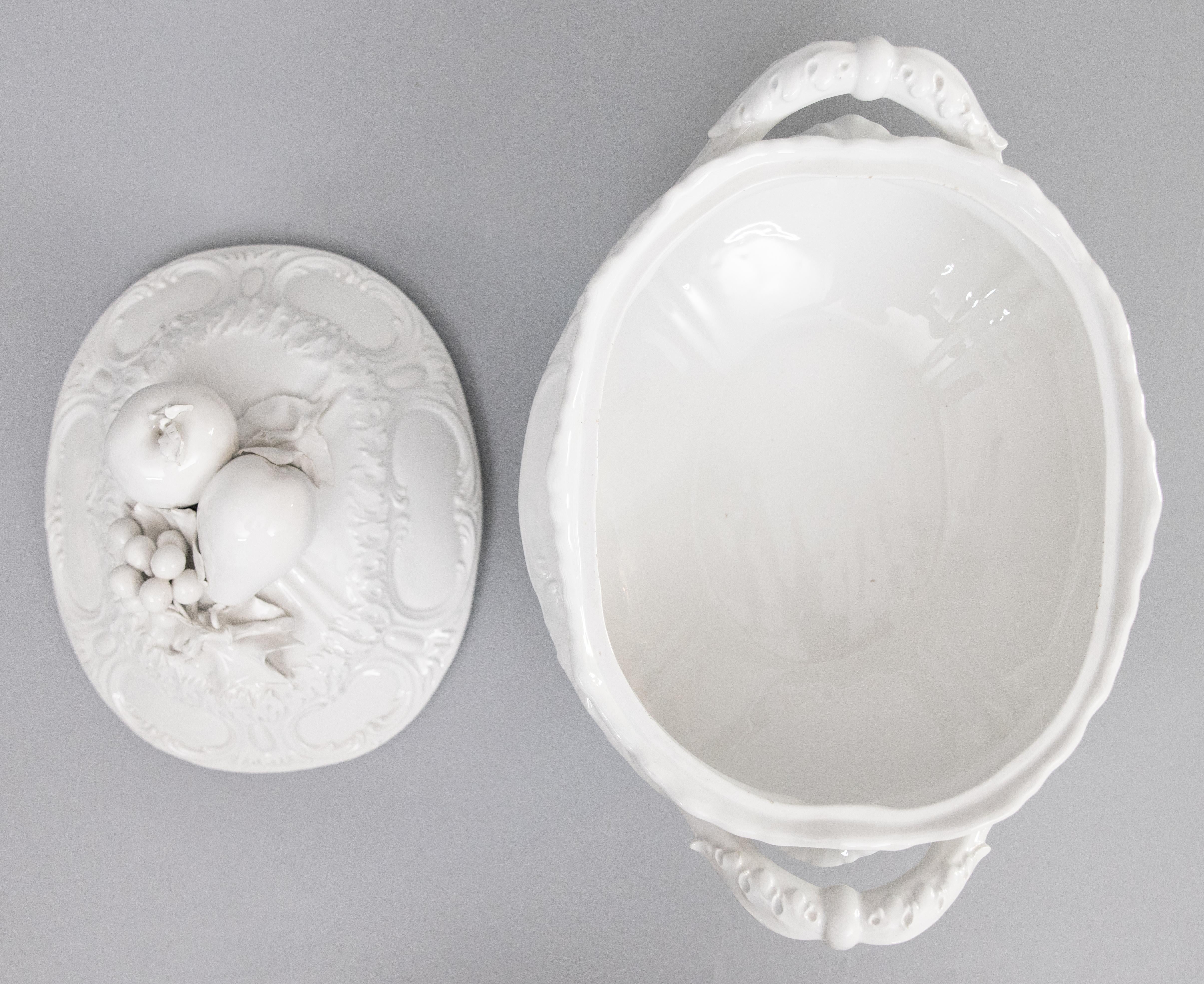 Vintage Italian White Blanc De Chine Creamware Trompe L'Oeil Fruit Soup Tureen im Angebot 2