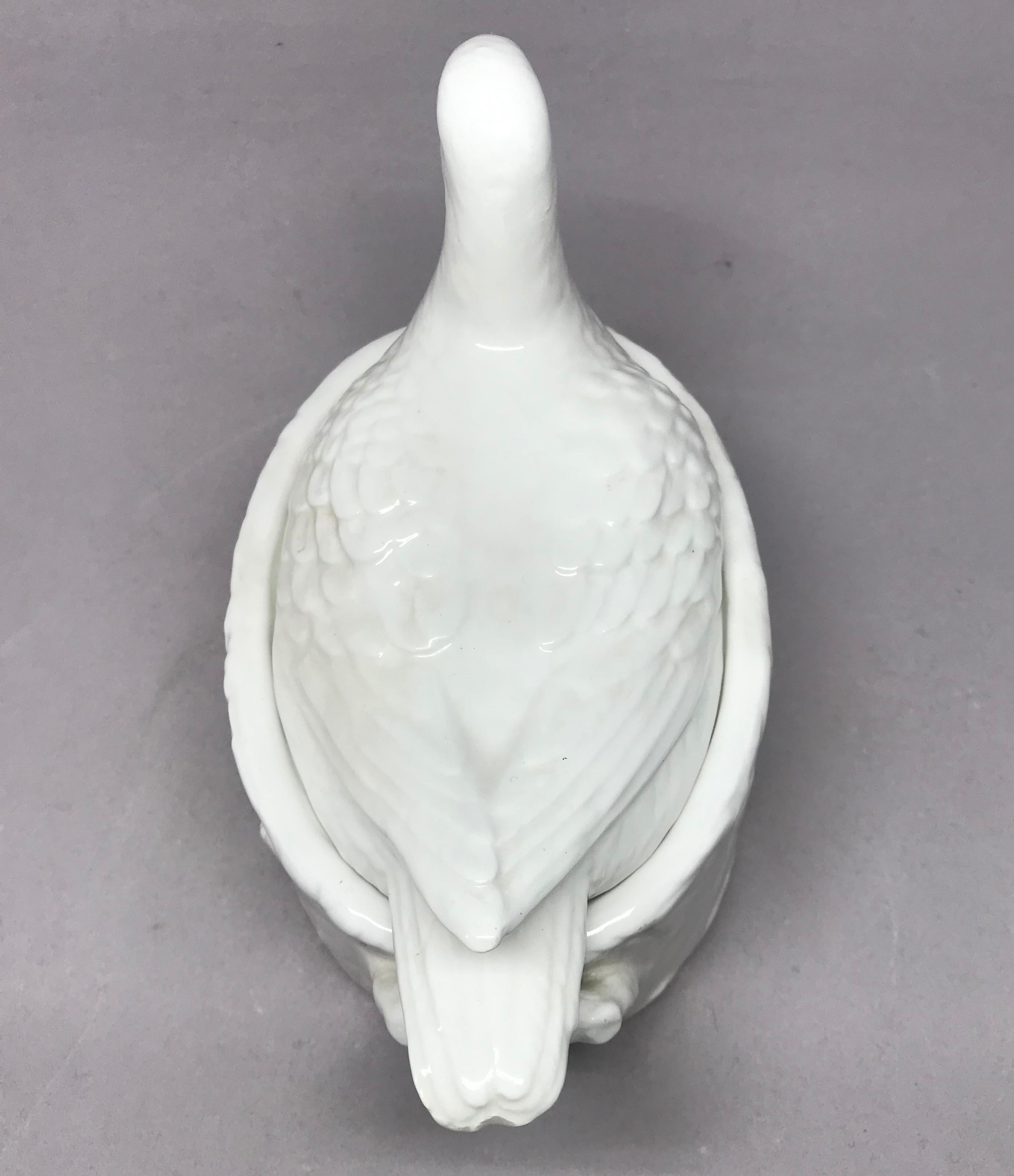 White Dove Tureen In Good Condition For Sale In New York, NY