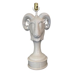 Vintage Italian Lámpara de porcelana esmaltada blanca con cabeza de carnero