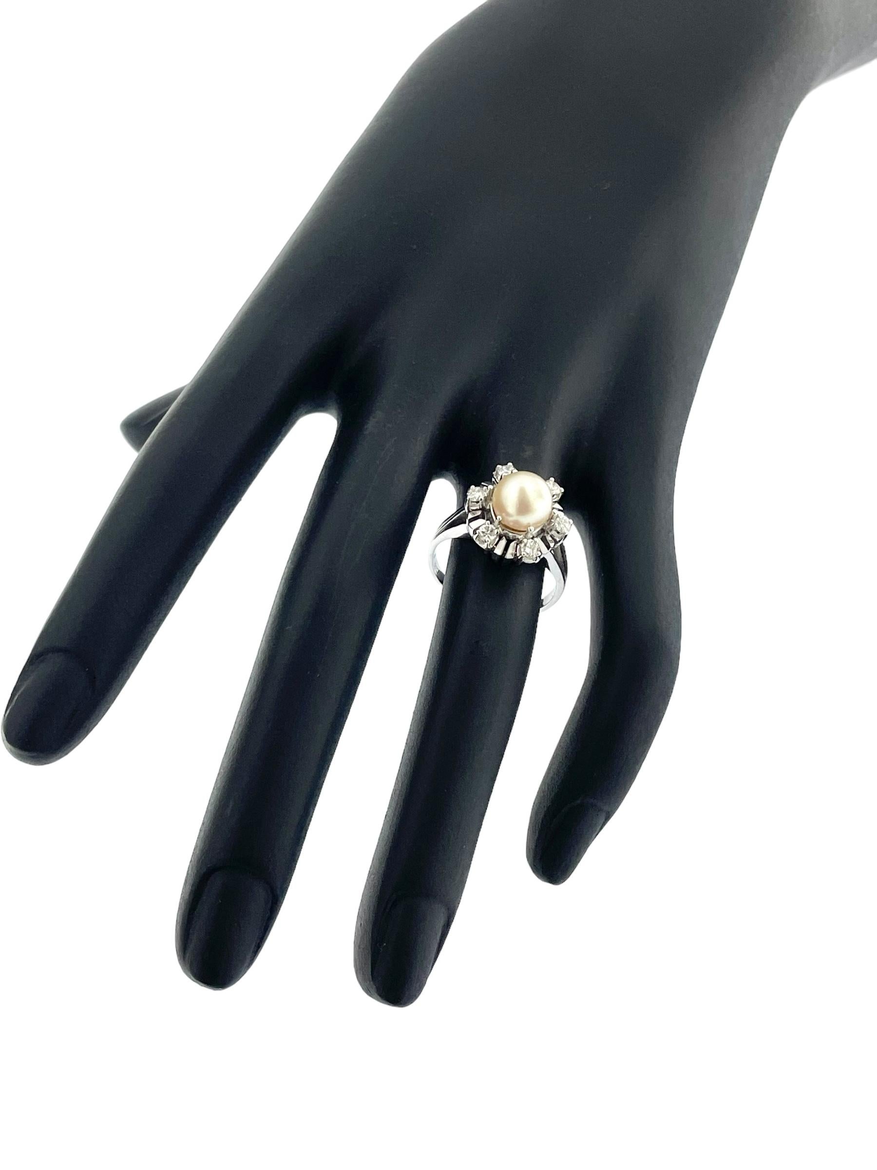 Medidas de la parte superior : diámetro : 1,5cm , altura : 1,3cm

Este exquisito anillo italiano vintage es una armoniosa mezcla de elegancia y diseño atemporal, elaborado en radiante oro blanco y adornado con una asombrosa combinación de perlas y