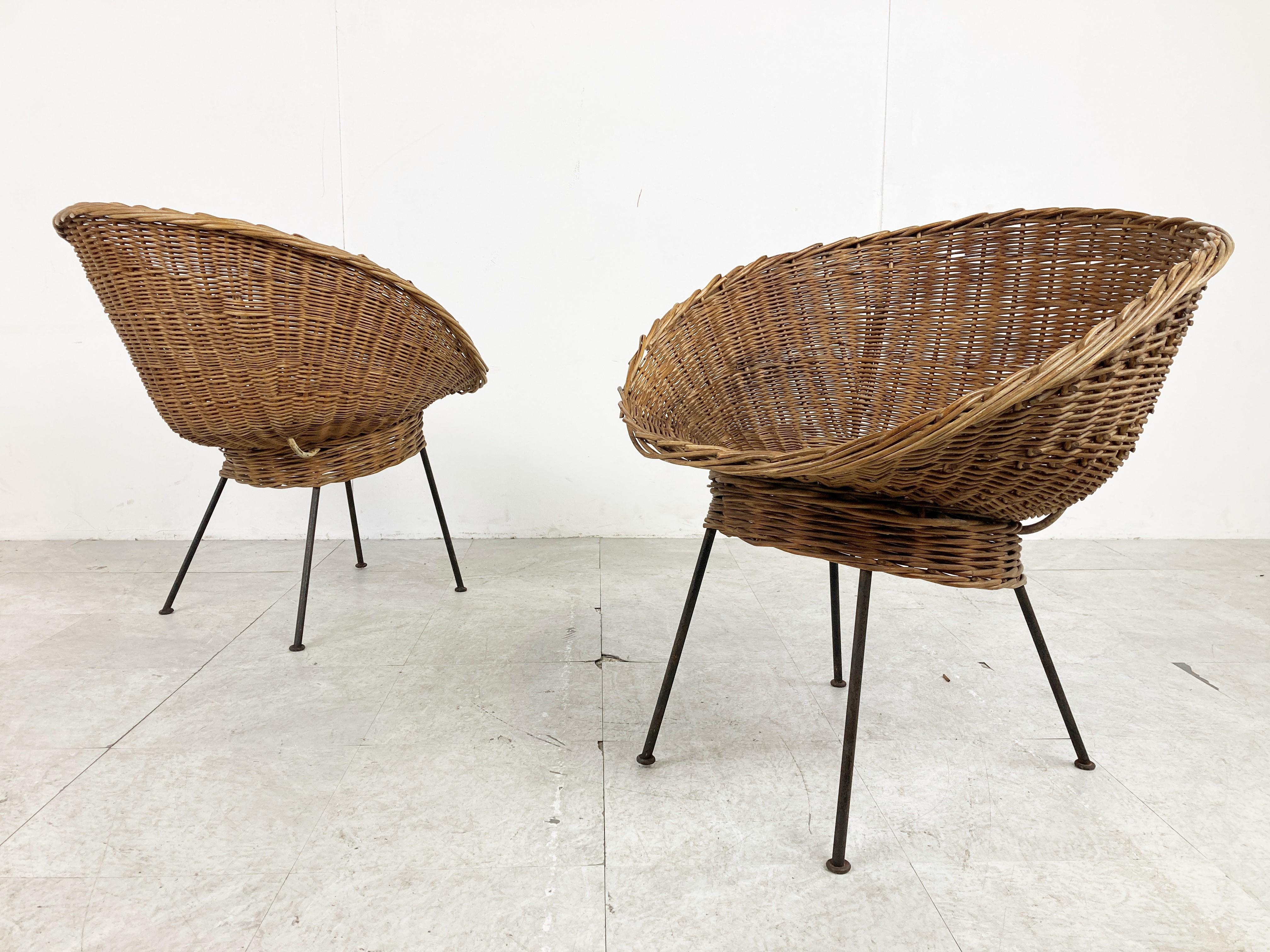 Elegant midcentury italian wicker side chairs or lounge chairs.

Timeless and decorative pieces.

Can be used both in-and outside.

Wicker bucket seats with slim black metal legs.

Good condition.

1960s - Italy

Height: