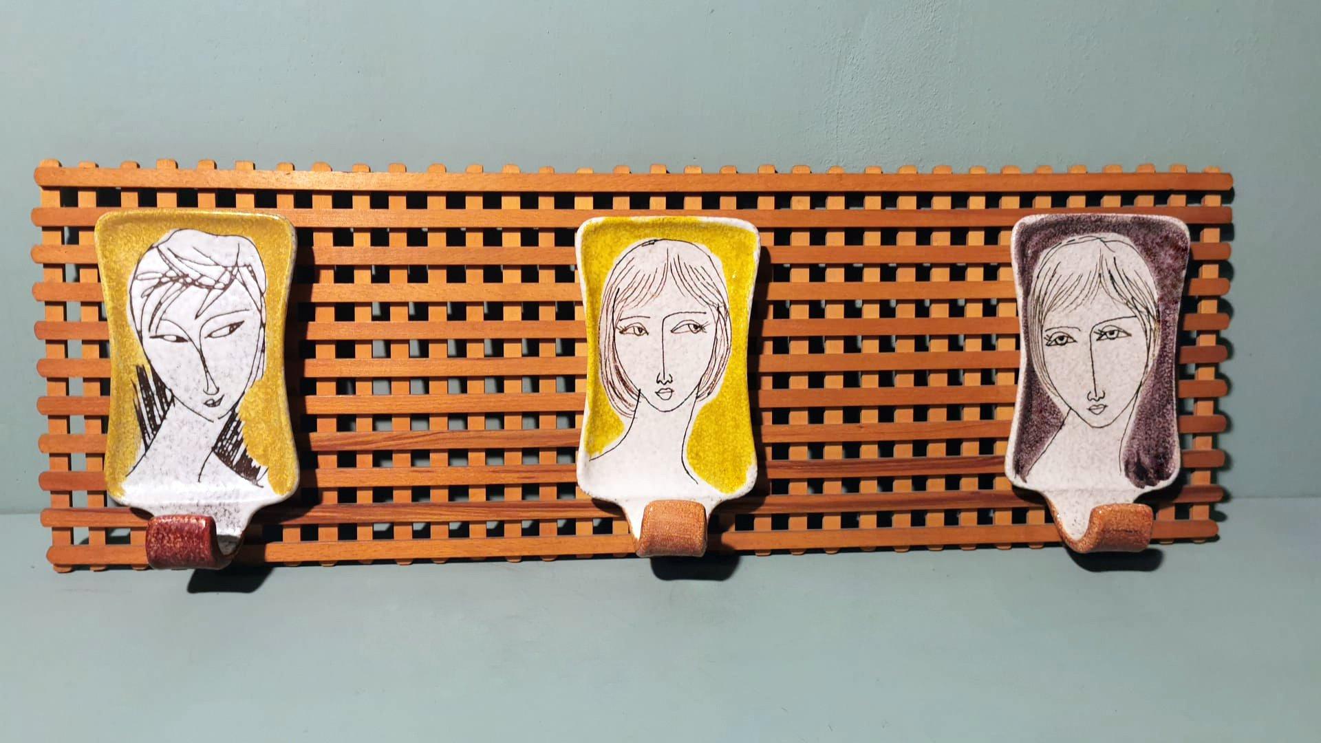 We kindly invite you to read the entire description, as we aim to provide you with detailed technical and historical information to ensure the authenticity of our items.
This original and unusual coat rack consists of a rectangular network of