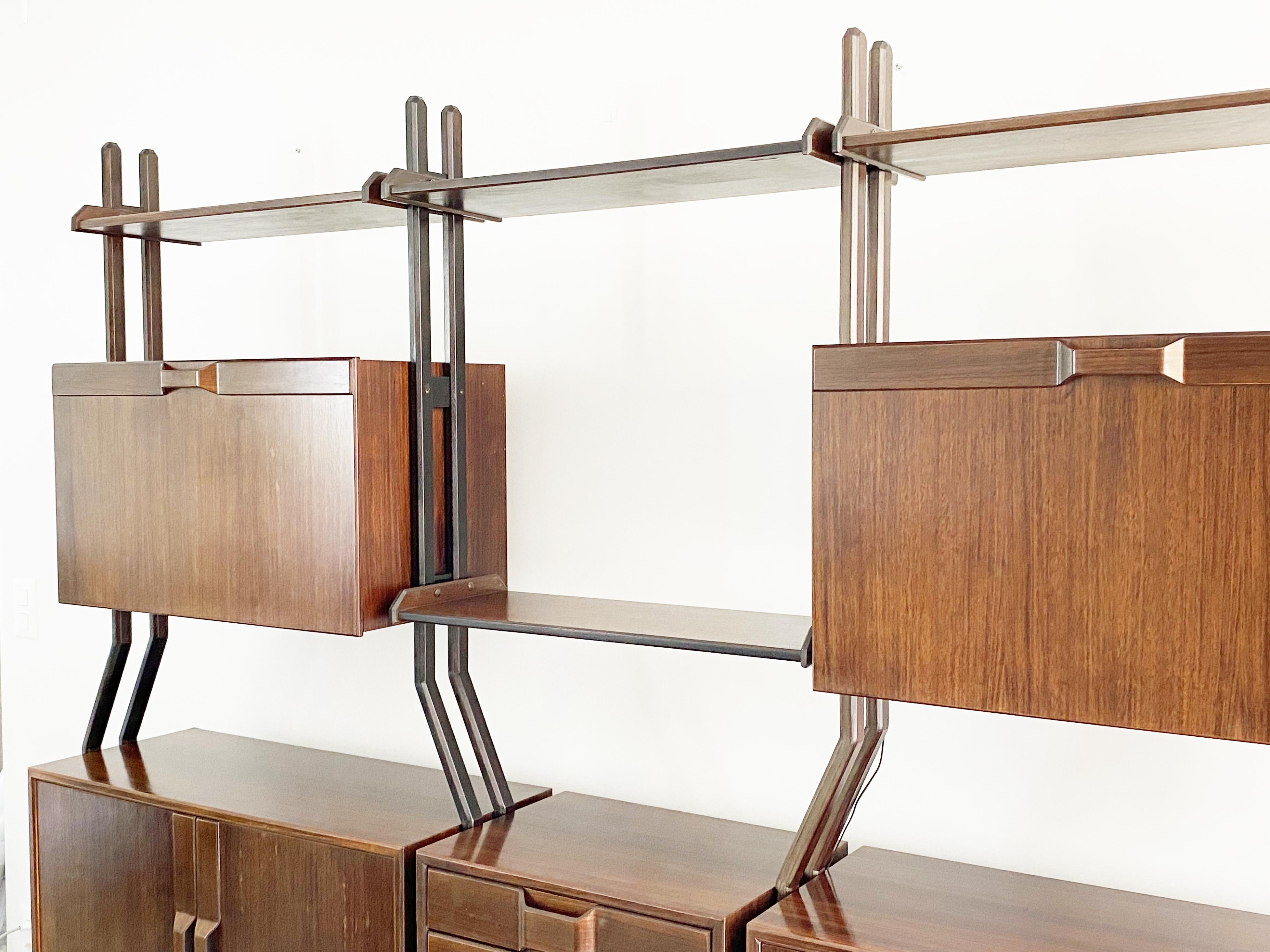 Vintage Italian Wood & Brass Mid-Century Modern Free-Standing Bookcase In Good Condition For Sale In Varese, Lombardia