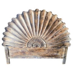 Cabecero vintage italiano de madera tallada en forma de concha rústica costera para reina