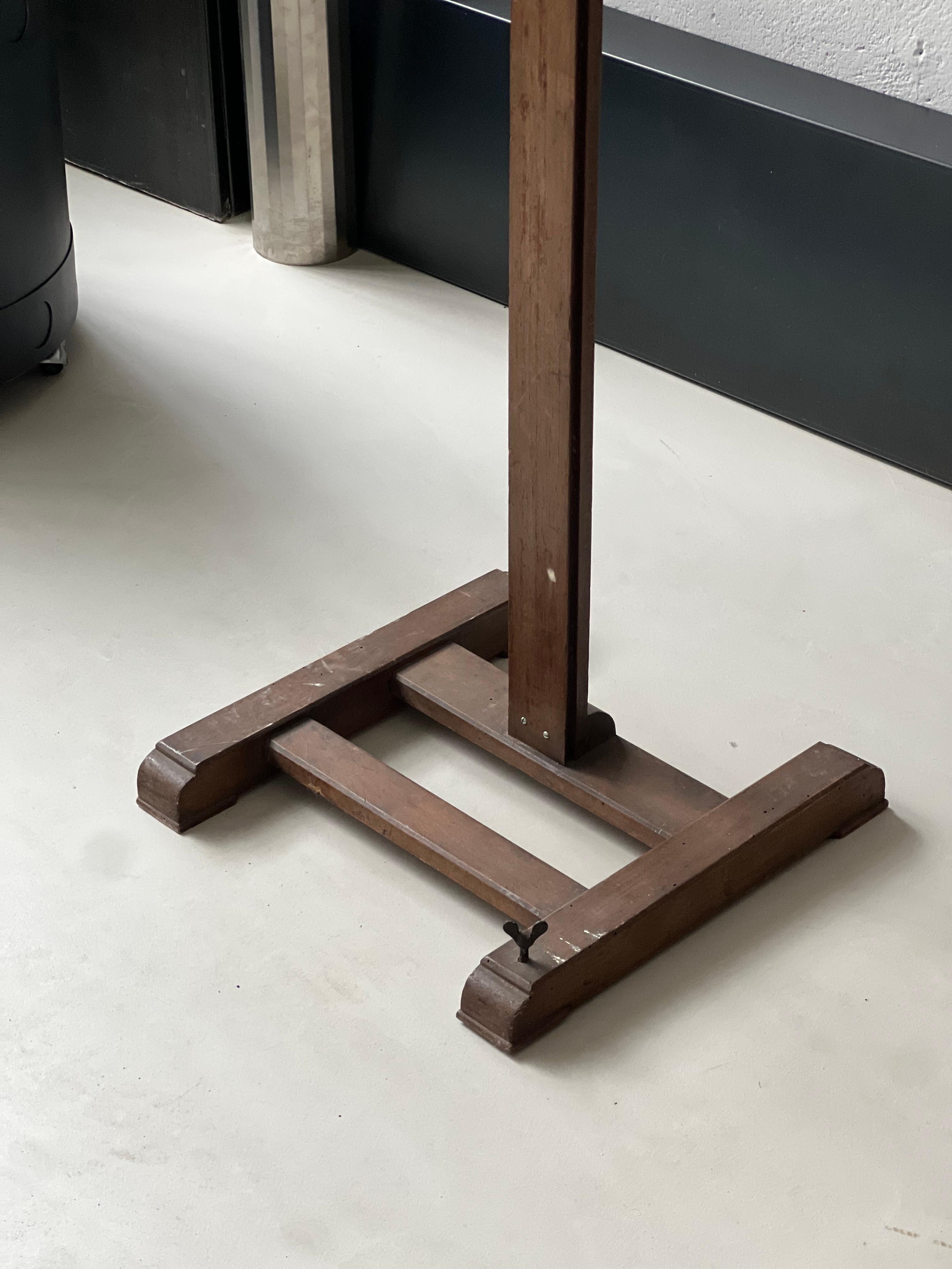Italienische Vintage-Holz Staffelei, Kunsthalter, flacher Fernseherhalter aus Holz (Mitte des 20. Jahrhunderts) im Angebot