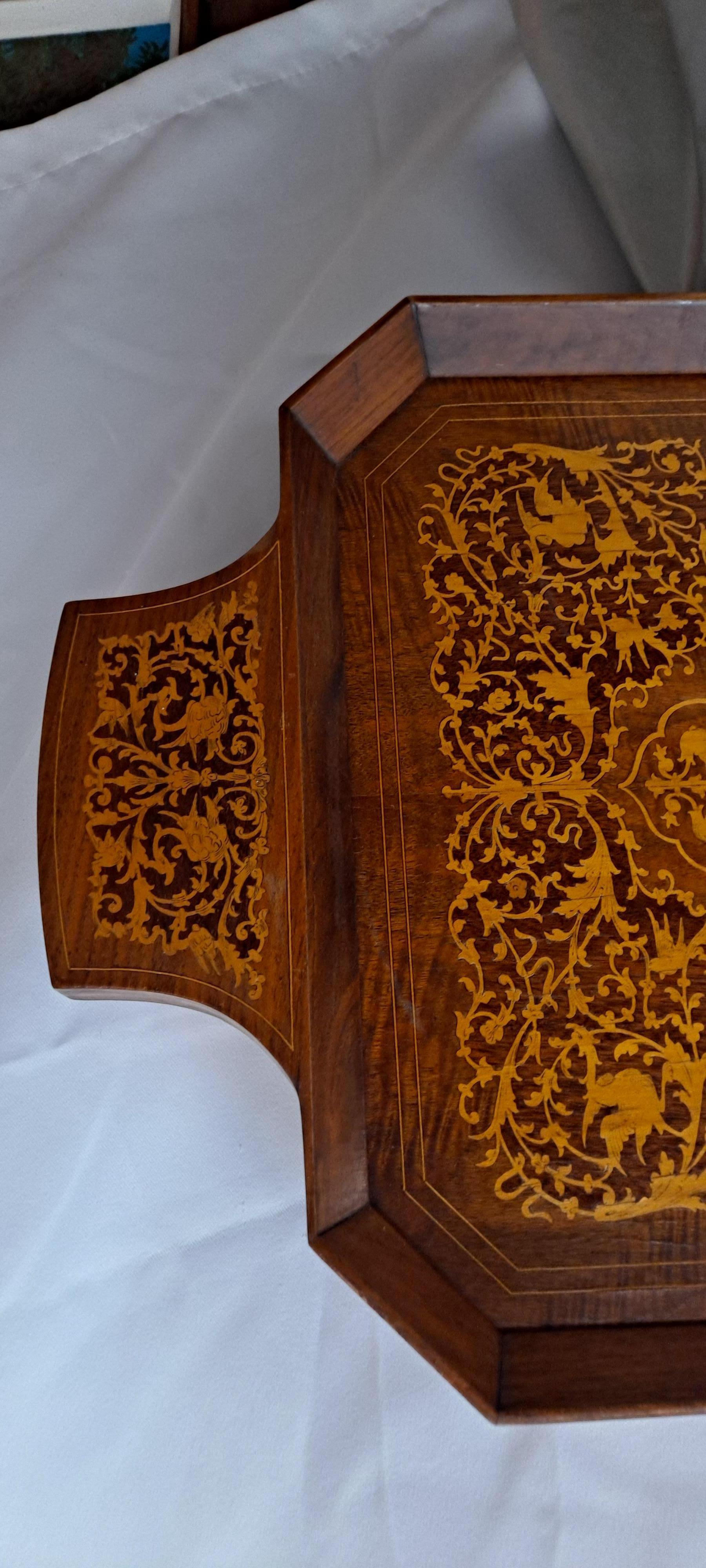 Vintage Italian Wood Inlay Tablett w/Musik-Box (Seidenholz) im Angebot