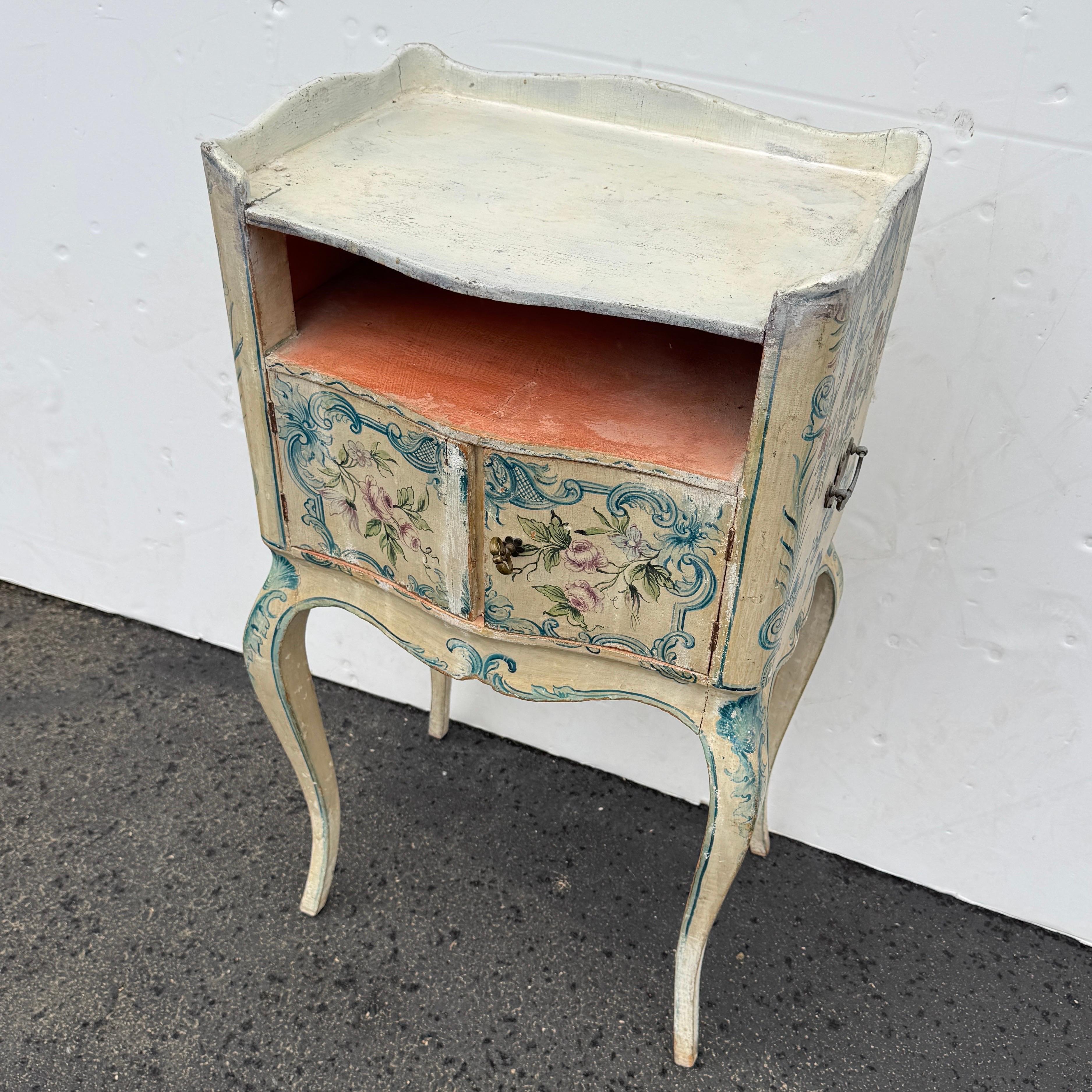 Mesilla de noche vintage italiana de madera pintada, circa años 60 en venta 2