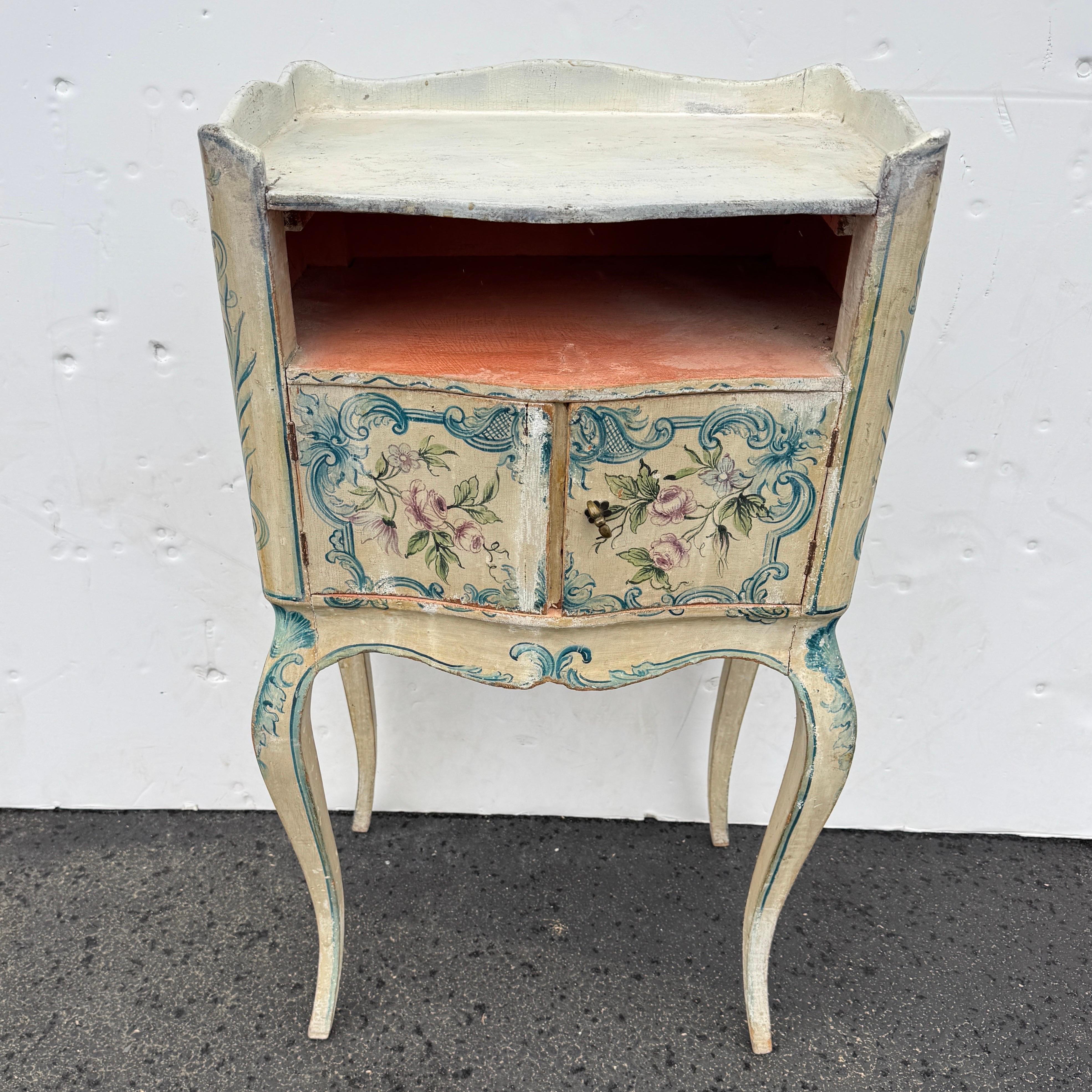 Mesilla de noche vintage italiana de madera pintada, circa años 60 en venta 3