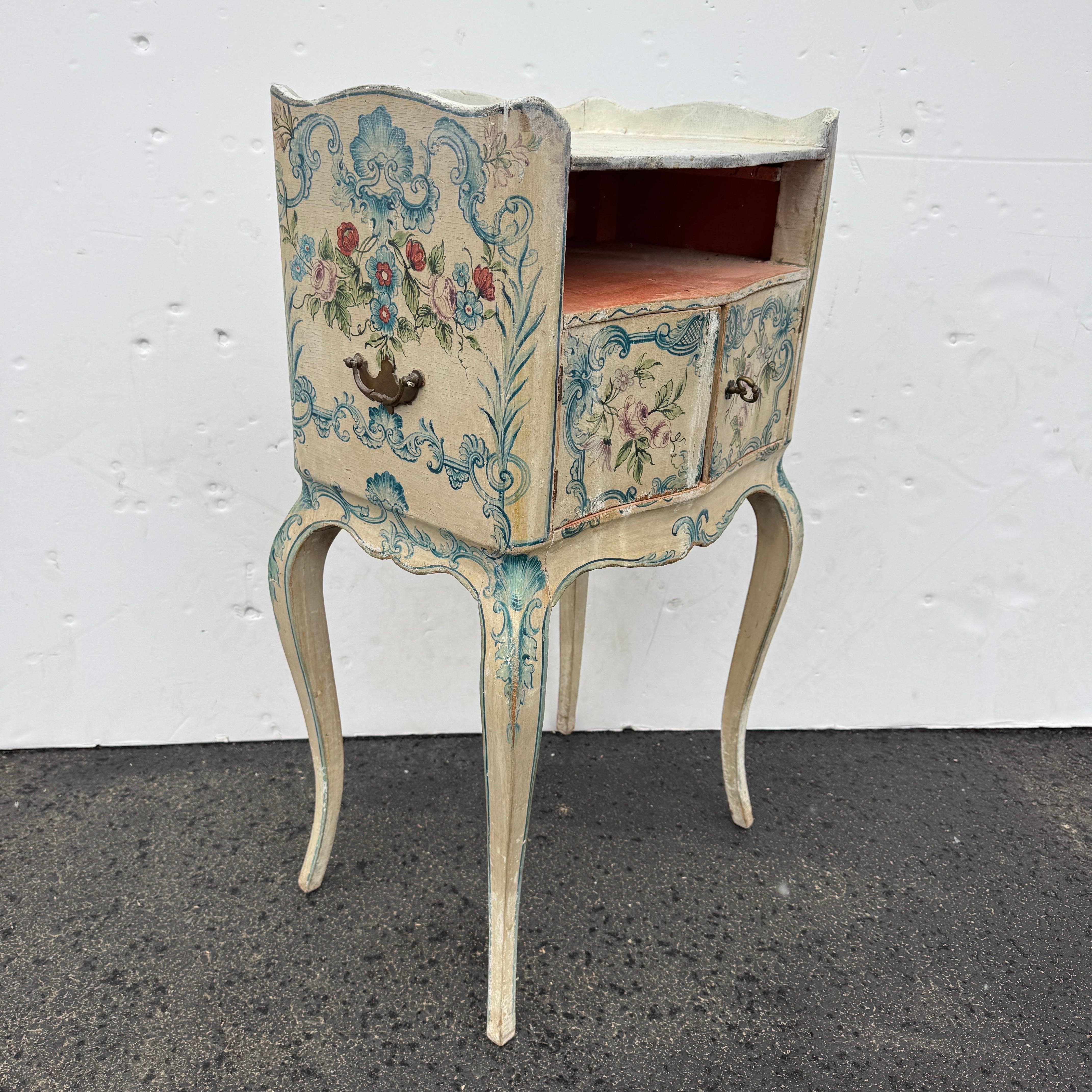 Mesilla de noche vintage italiana de madera pintada, circa años 60 en venta 4