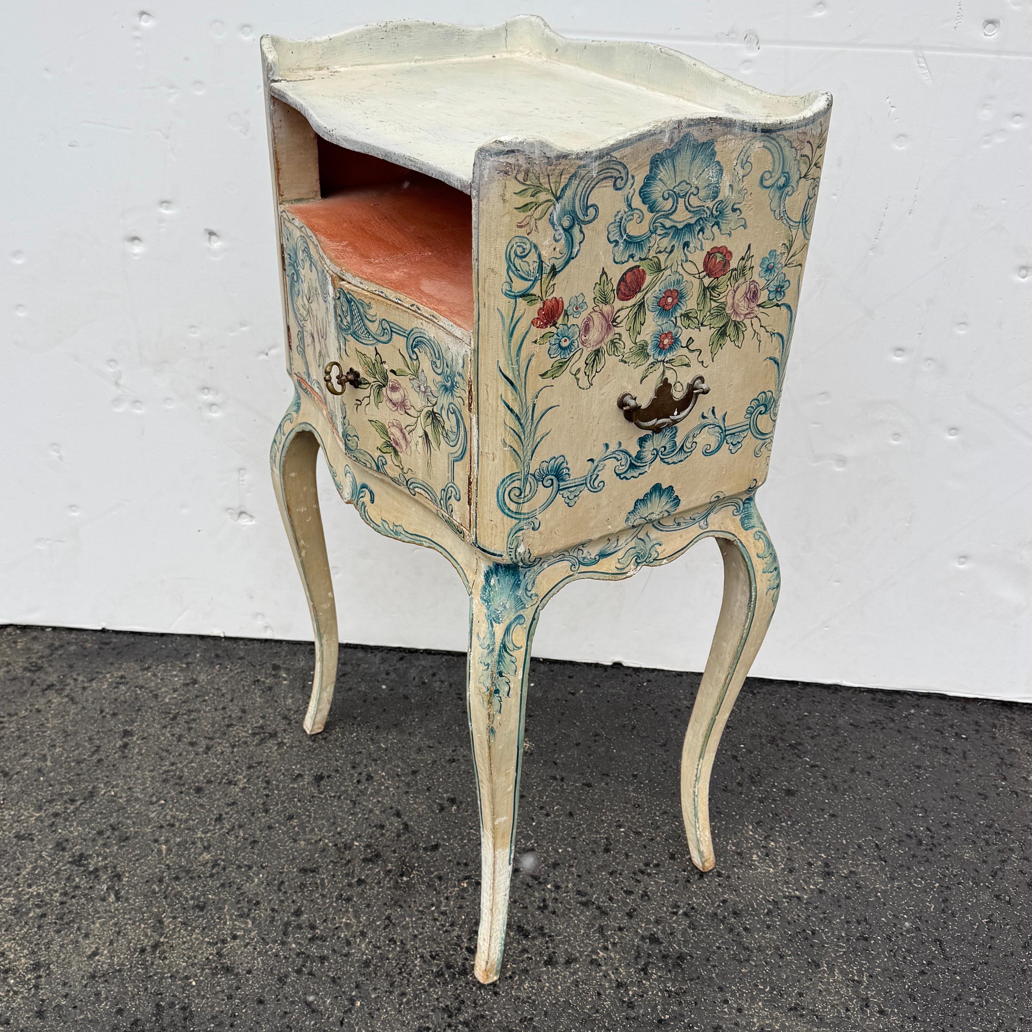 Mesilla de noche vintage italiana de madera pintada, circa años 60 en venta 9