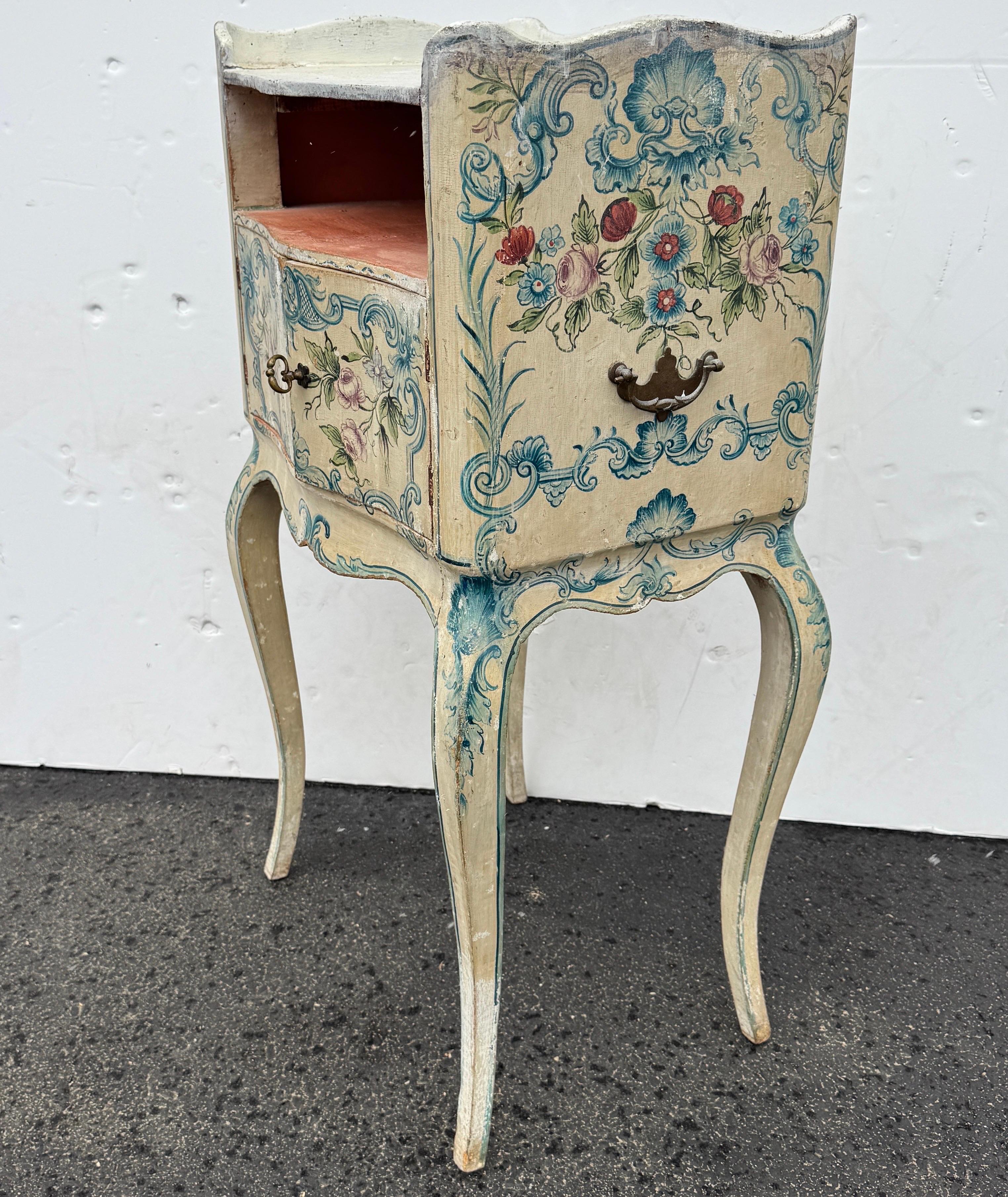 Mesilla de noche vintage italiana de madera pintada, circa años 60 en venta 10