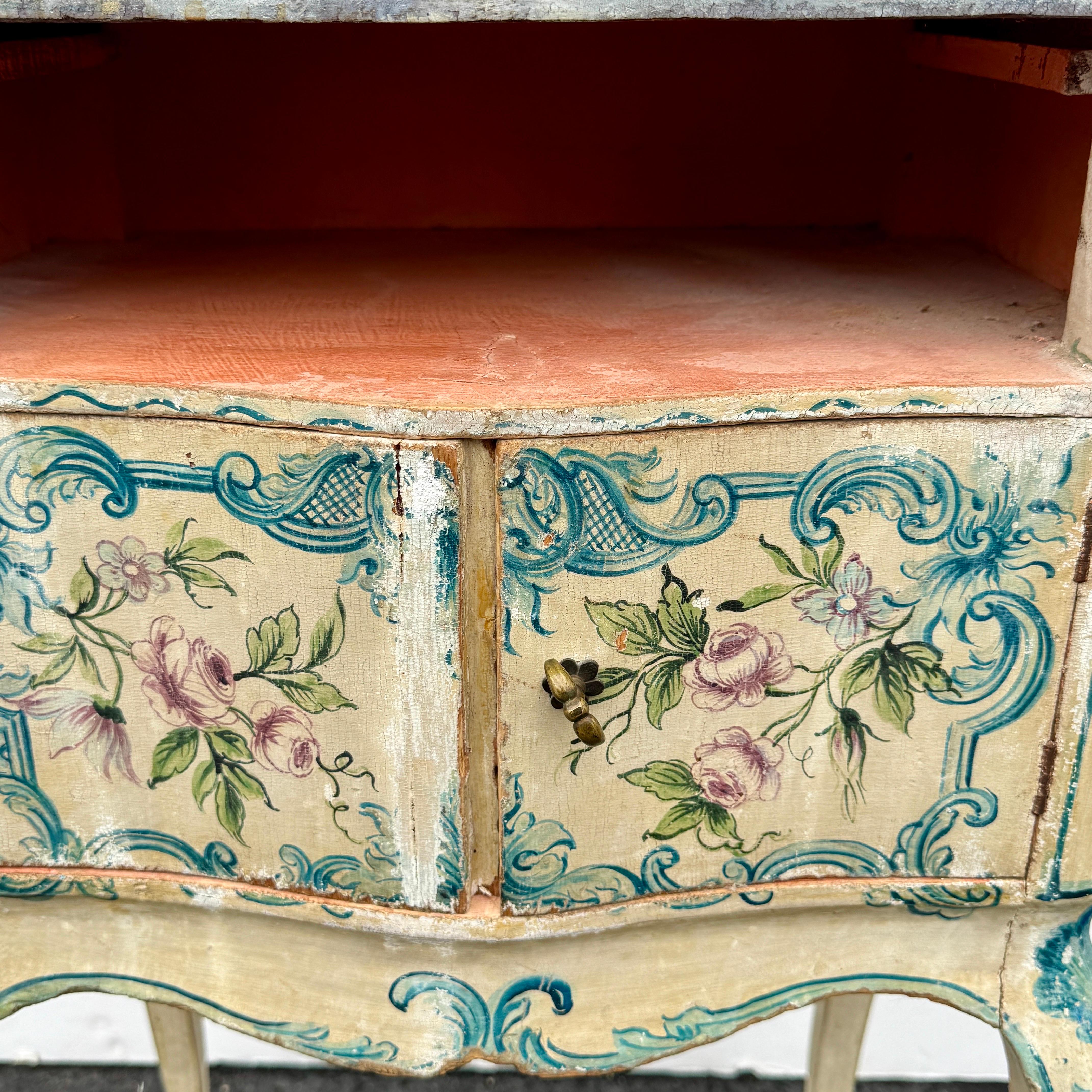 Mesilla de noche vintage italiana de madera pintada, circa años 60 Rococó en venta
