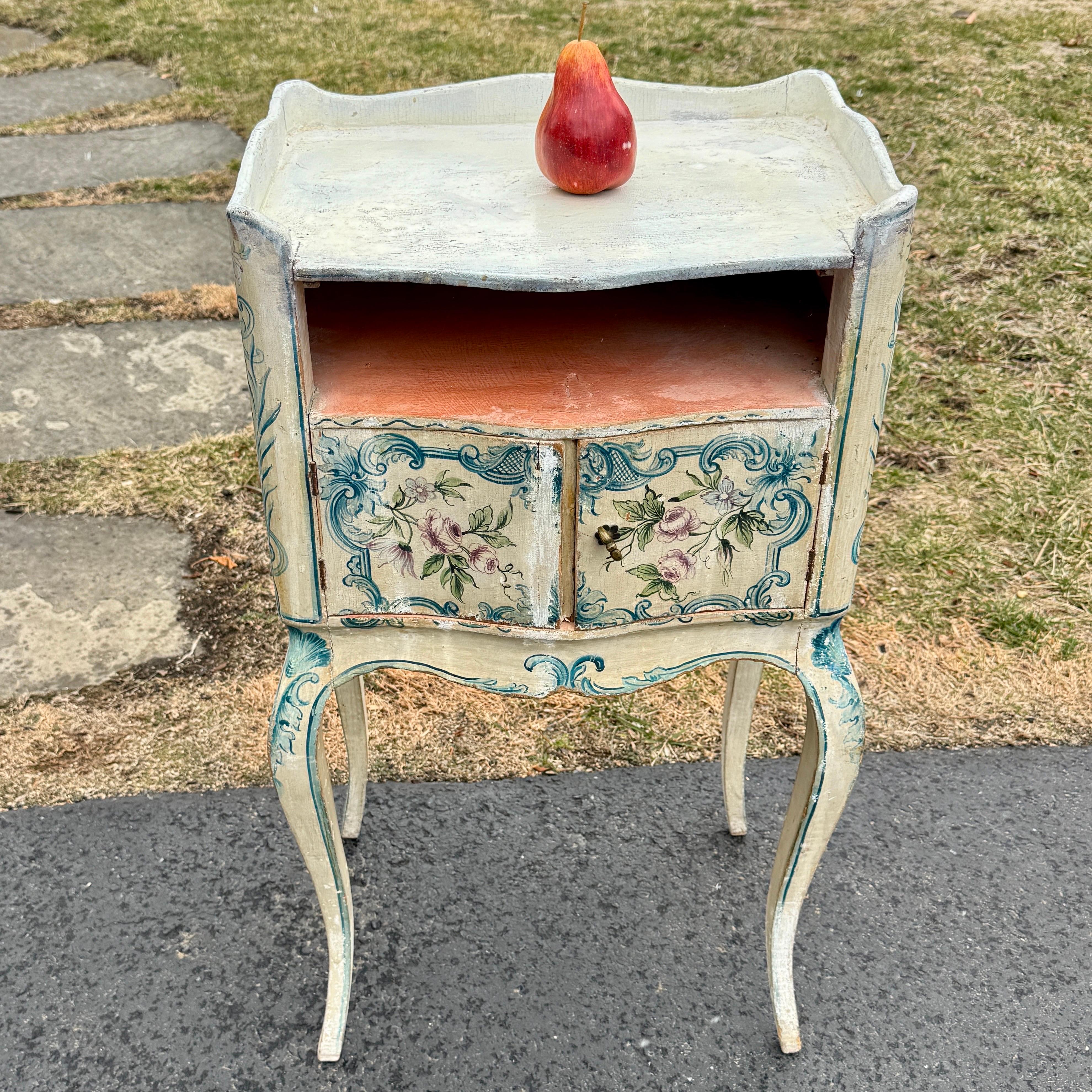 Mesilla de noche vintage italiana de madera pintada, circa años 60 siglo XX en venta