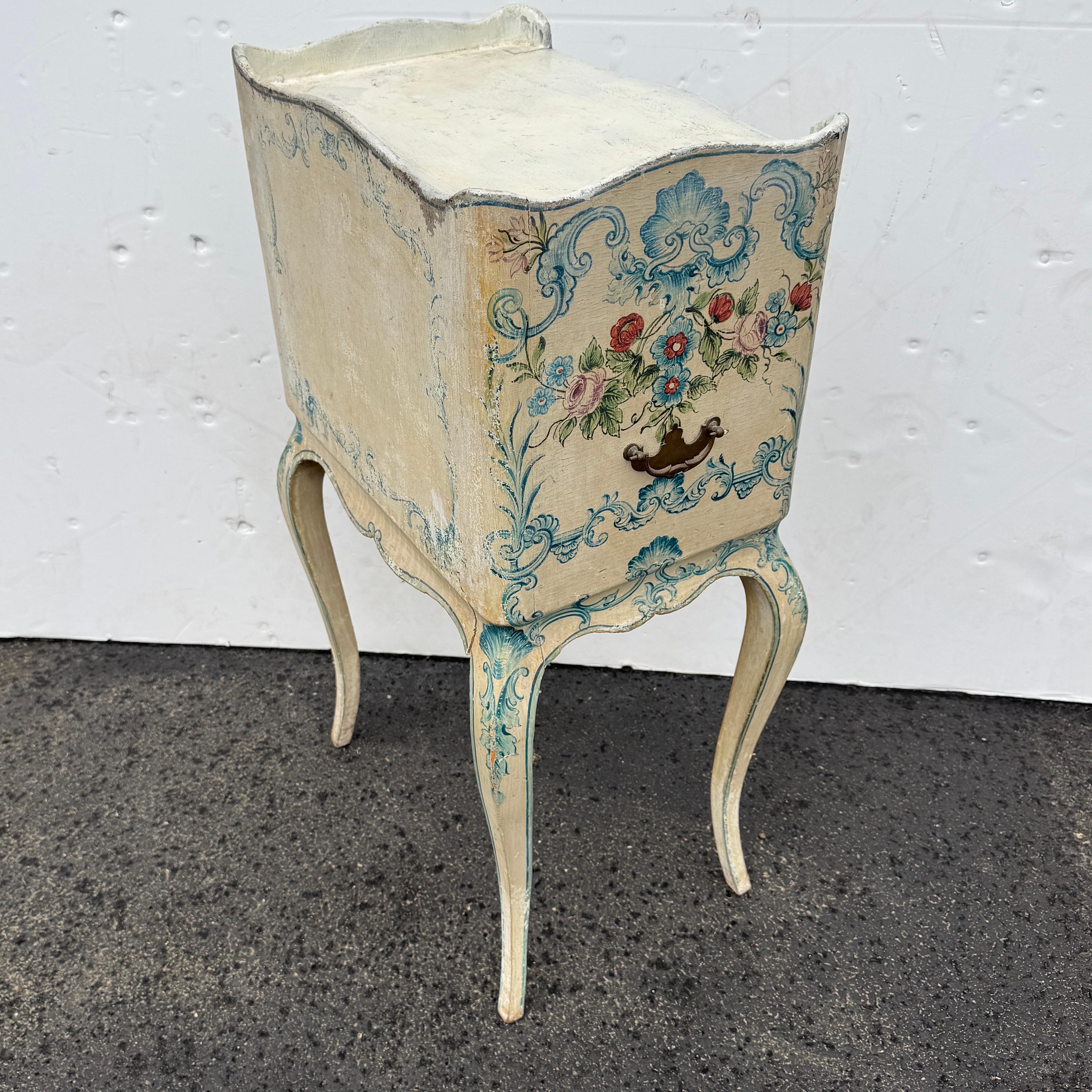 Mesilla de noche vintage italiana de madera pintada, circa años 60 Madera en venta