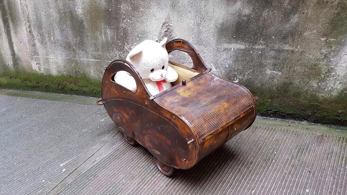 Mid-20th Century, Italian metal car shaped Baby Pram by 'Giordani', 1942 In Good Condition For Sale In Milan, Italy