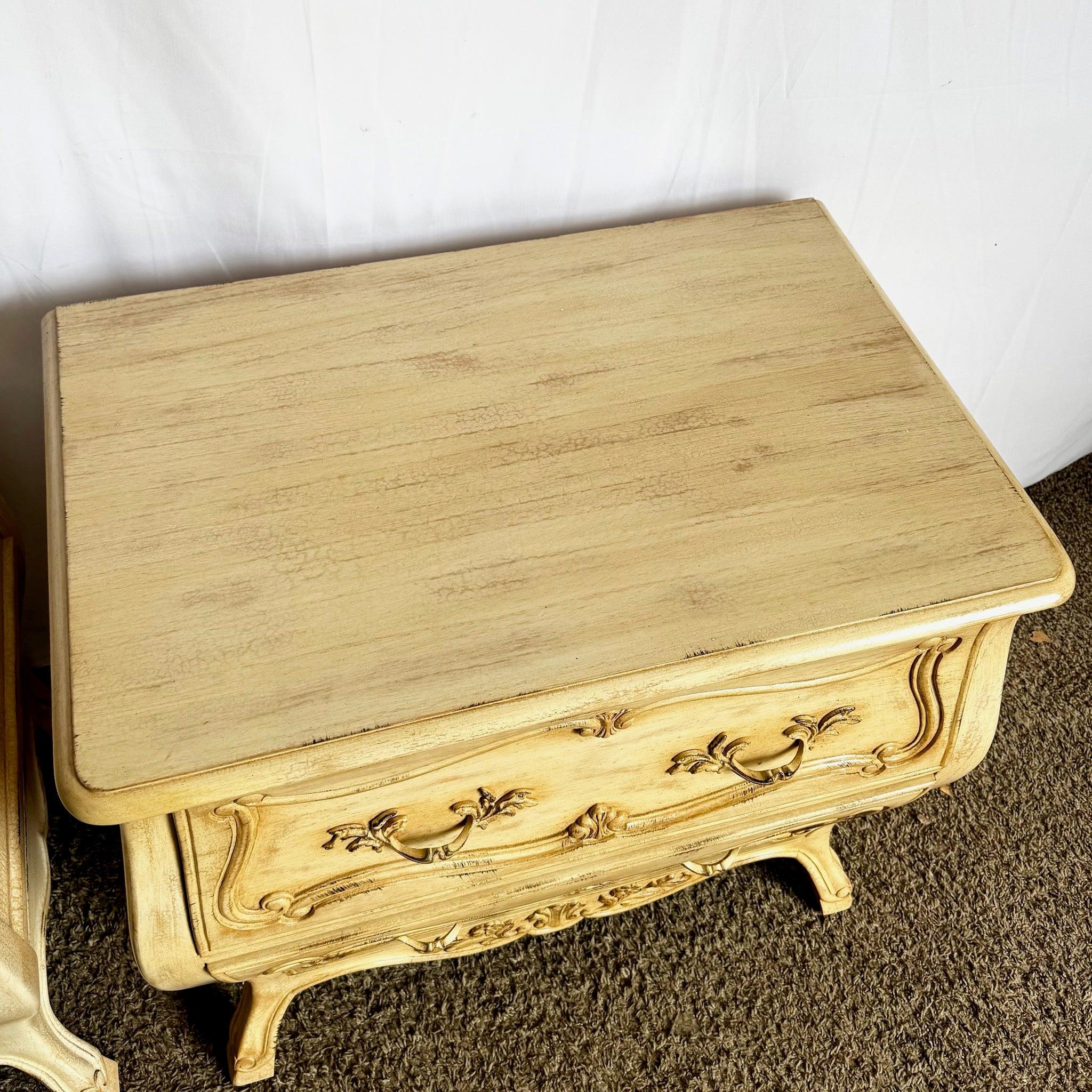 Vintage Italian Wooden Bombe Nighstands/Commodes With Crackle Finish - A Pair For Sale 3