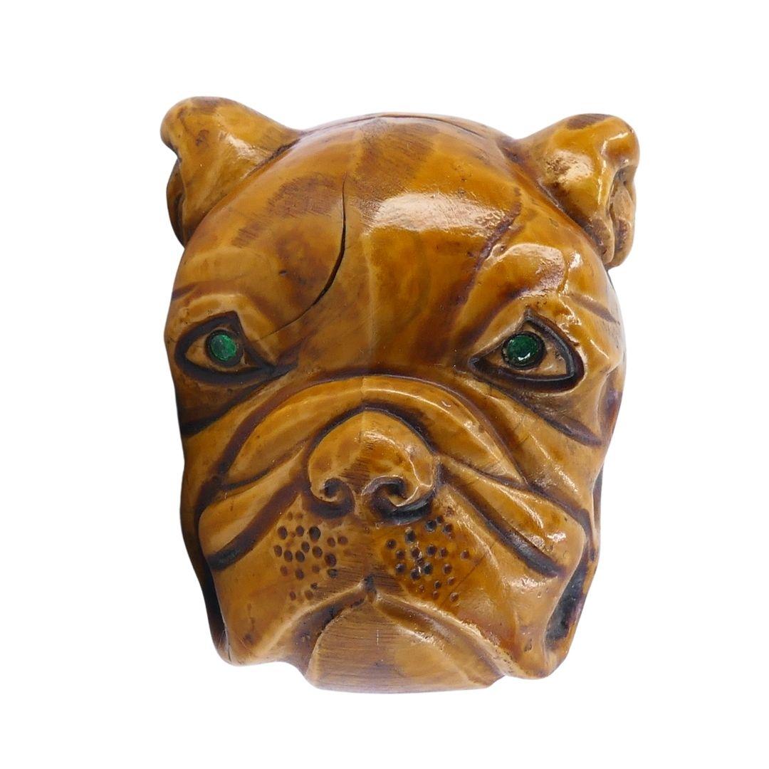 Hölzerne Bulldogge Kopf Brieföffner
Edelstein-Augen
Hergestellt in Italien
Der Kopf hat einen Spalt im Holz, wie auf den Fotos gezeigt
8 1/2