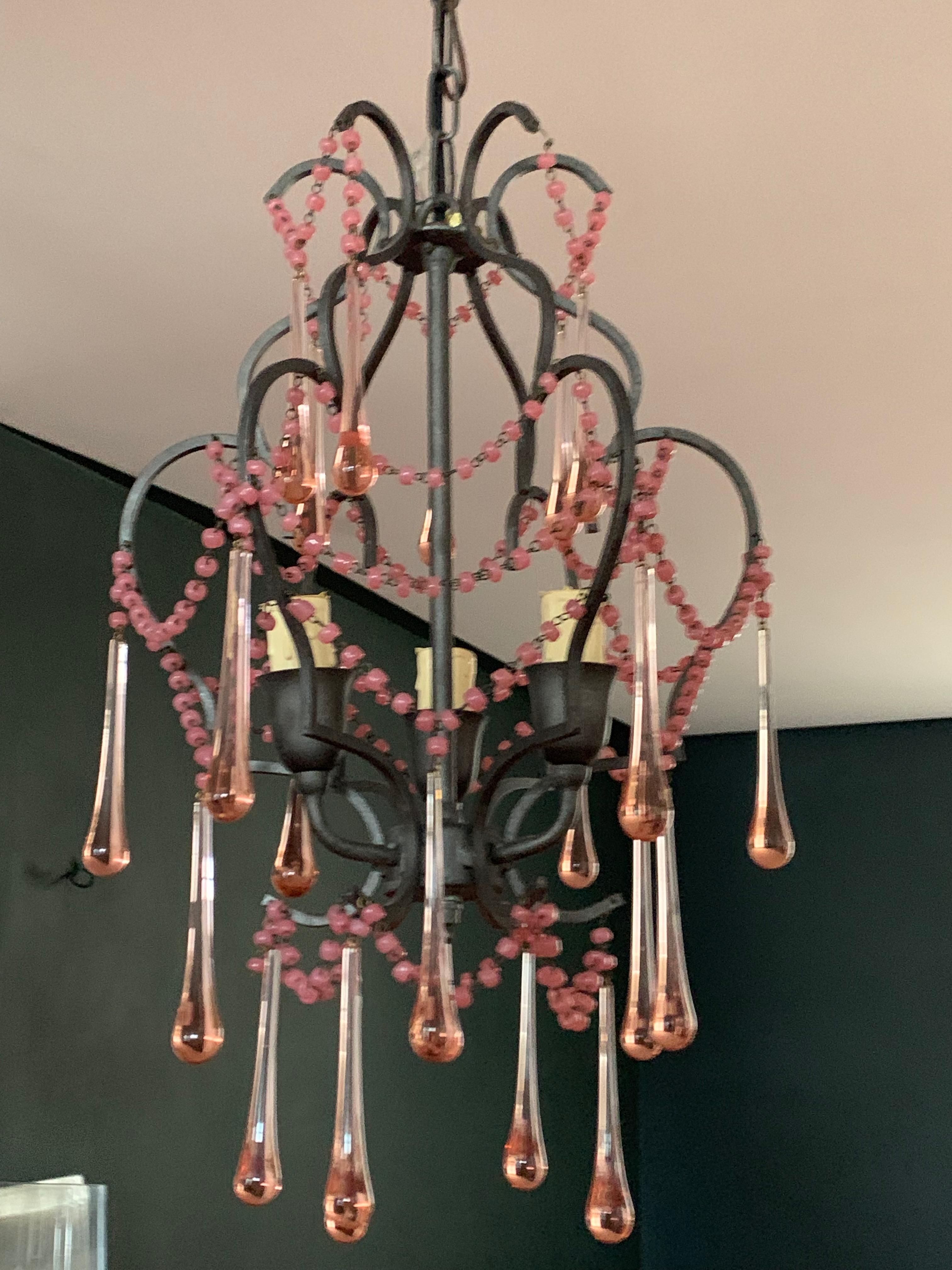 Belle Époque Lustre italien vintage à dix niveaux en fer forgé et cristal rose en forme de goutte en vente