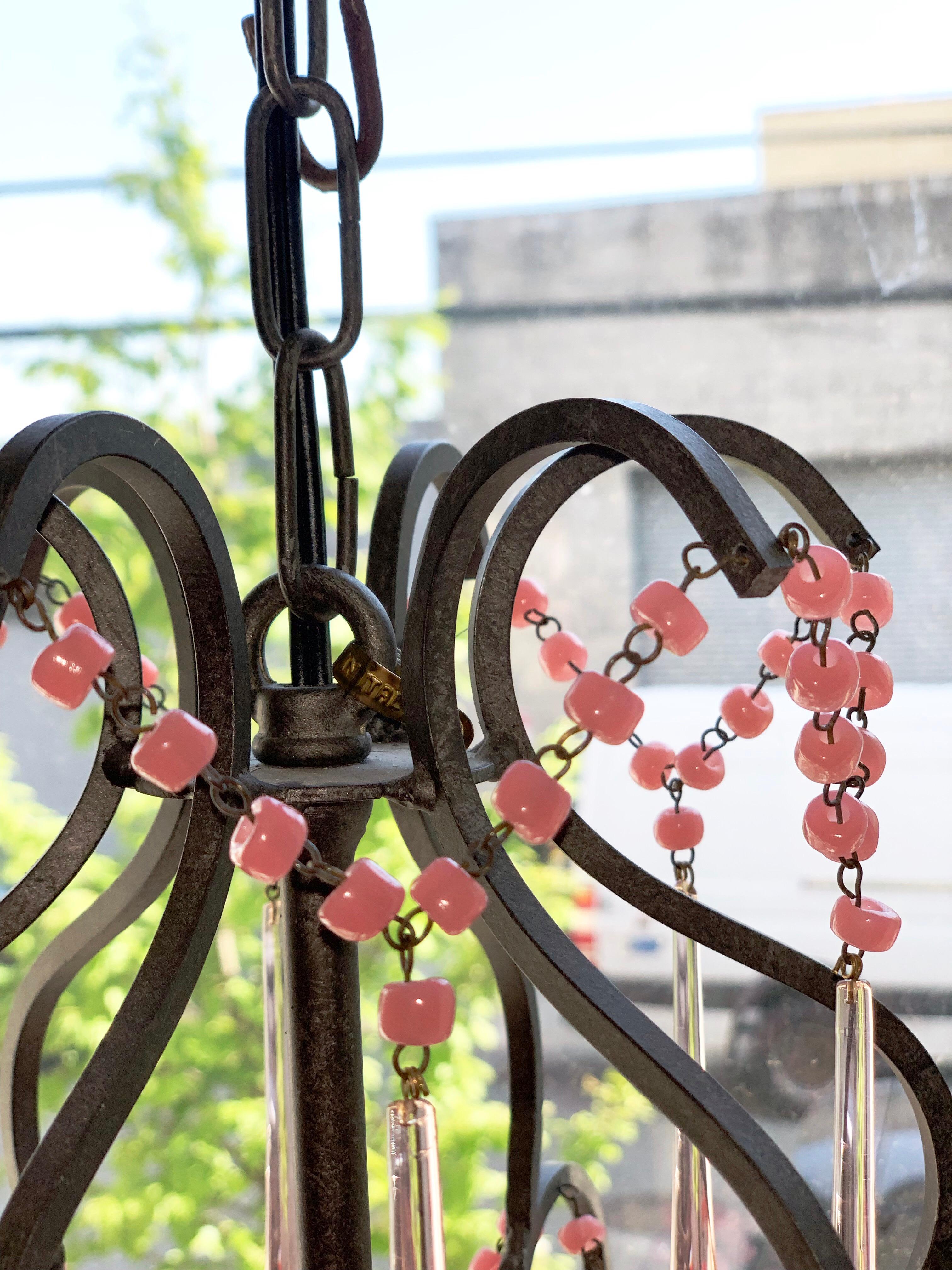 Lustre italien vintage à dix niveaux en fer forgé et cristal rose en forme de goutte en vente 1