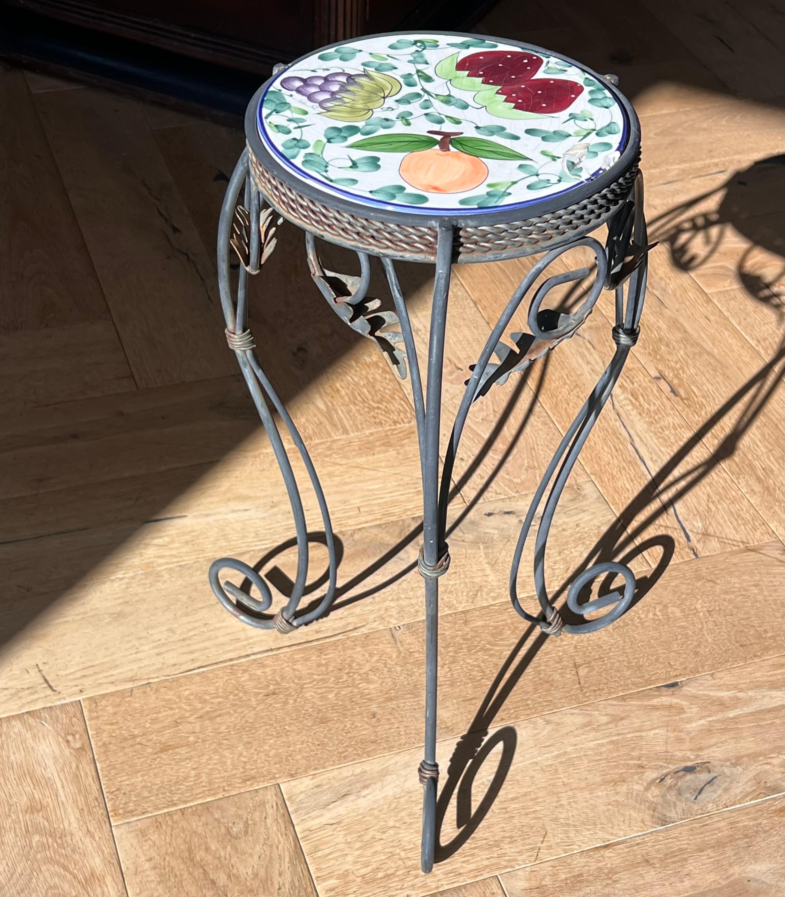 Italienischer schmiedeeiserner Vintage-Sockel mit Keramik-Früchtenfliesen aus Keramik, 20. Jahrhundert 6